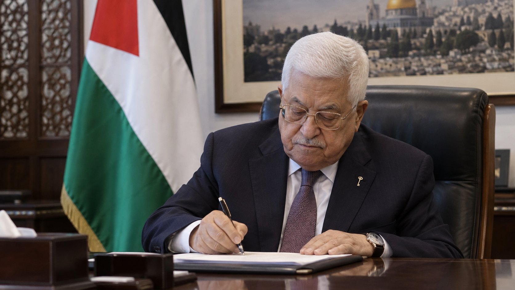 Ilustración editorial generada con IA: el presidente palestino Mahmoud Abbas firma un documento en un despacho con una bandera palestina detrás. No es una fotografía real de la firma del decreto.