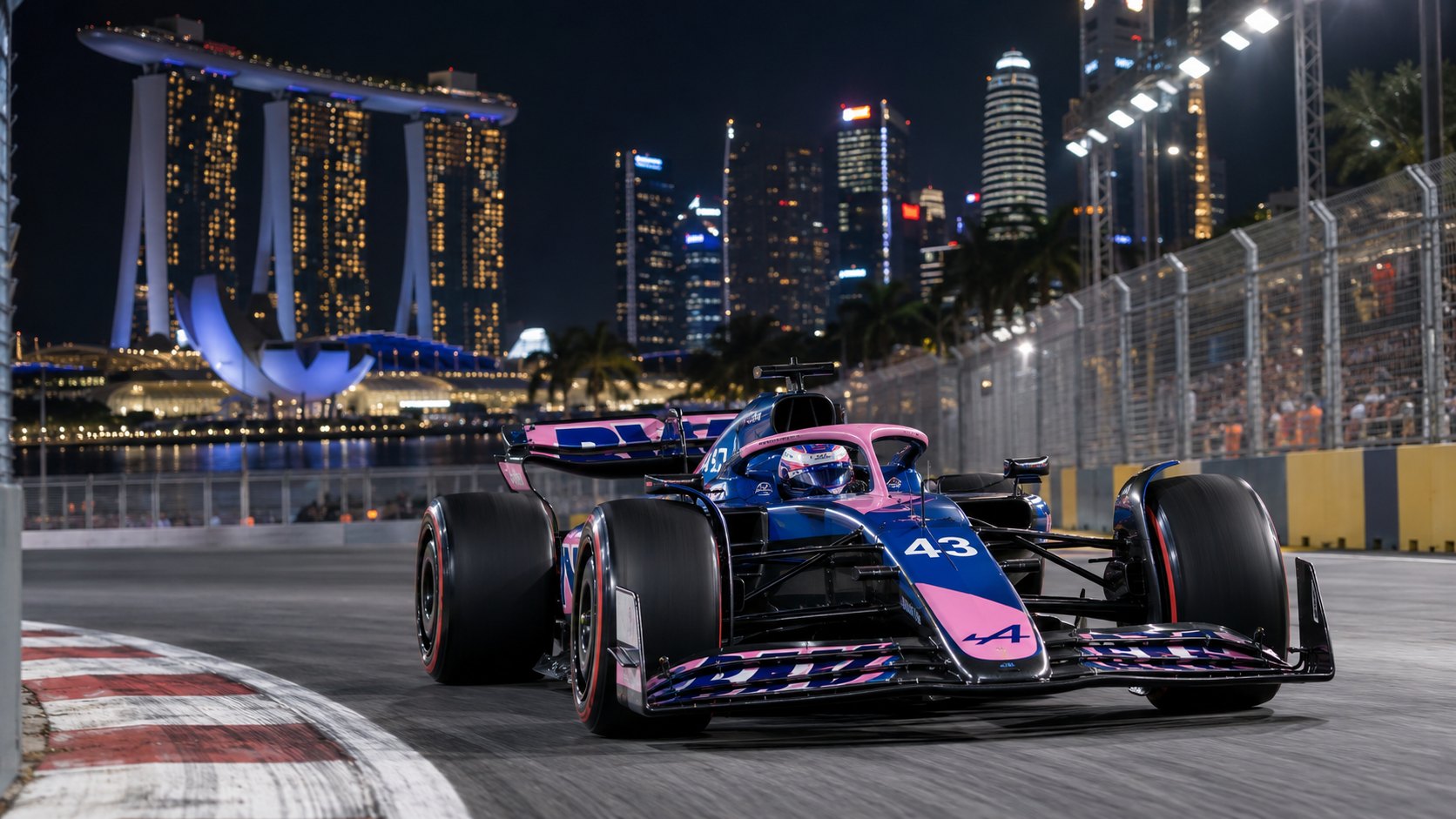 Ilustración editorial generada con IA: un Fórmula 1 de Alpine azul y rosa con el número 43 dobla de noche en el circuito callejero de Marina Bay, con el Marina Bay Sands y los rascacielos de Singapur iluminados de fondo; composición conceptual, no es una fotografía de la carrera.