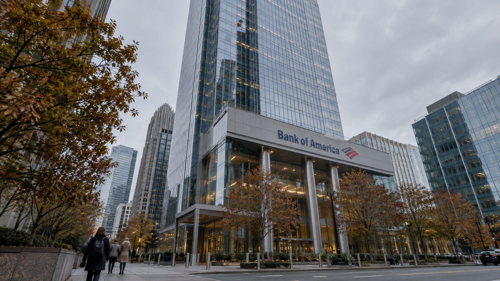 Ilustración editorial generada con IA: la torre de Bank of America en el centro de Charlotte, Carolina del Norte, con el nombre y el logo de la marca sobre la entrada, árboles otoñales, cielo cubierto y peatones de espaldas en la vereda; composición conceptual, no es una fotografía del día.
