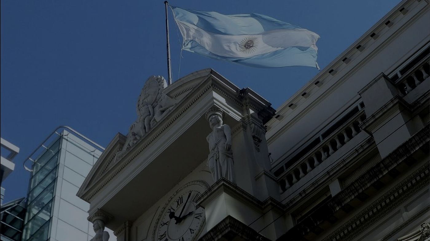 Fachada del edificio del Banco Central de la República Argentina en el microcentro porteño, con la bandera argentina flameando sobre el frontón