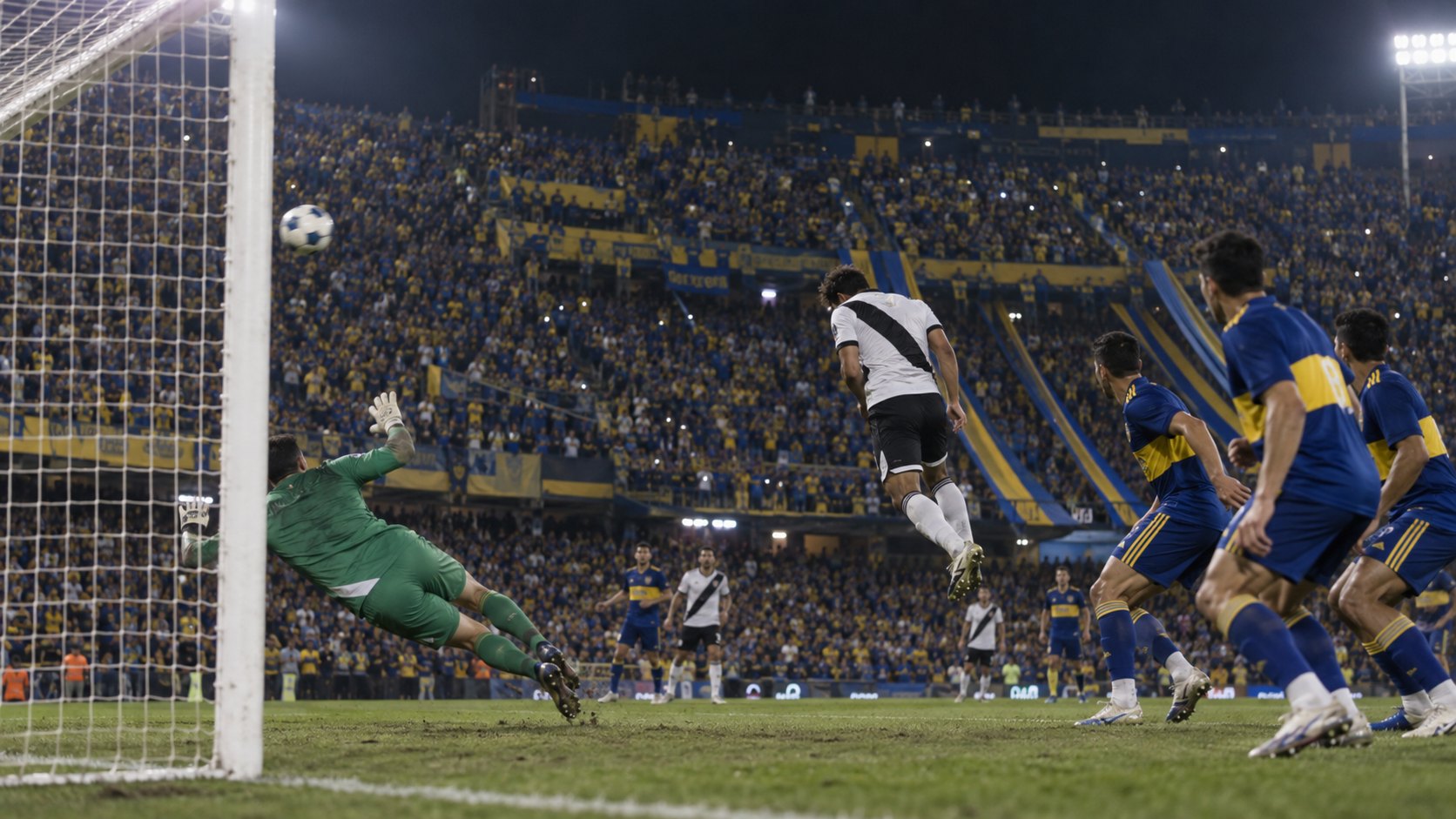 Ilustración editorial generada con IA: de noche en La Bombonera colmada de hinchas de Boca, un futbolista con camiseta blanca con banda diagonal negra cabecea dentro del área ante defensores de azul y amarillo, y el arquero se estira sin alcanzar la pelota; no es una fotografía del partido ni representa a jugadores reales.