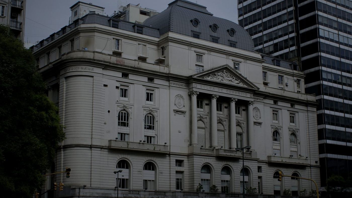 Fachada de la Bolsa de Comercio de Buenos Aires, sobre la avenida Leandro N. Alem