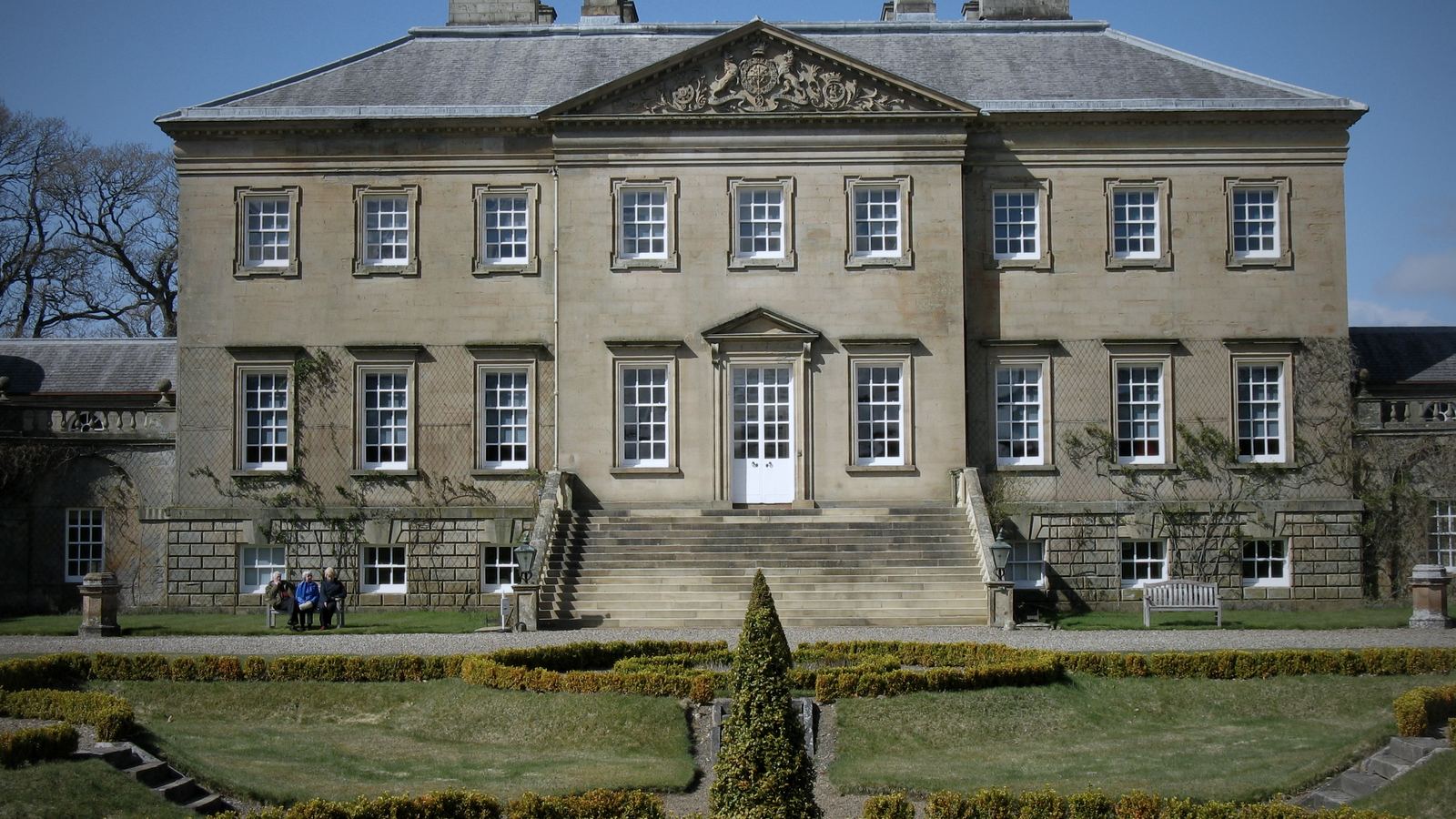 Fachada principal de Dumfries House, la propiedad de Ayrshire vinculada a la fundación del rey Carlos III, con su escalinata de piedra y jardines formales
