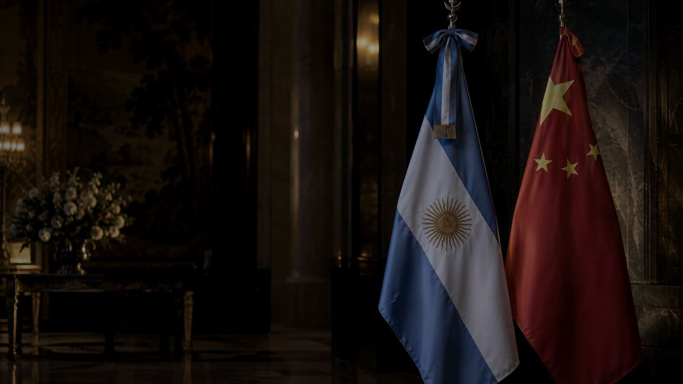 Banderas de Argentina y de China ondeando una junto a la otra en un salón de recepción diplomática, con luz cálida nocturna