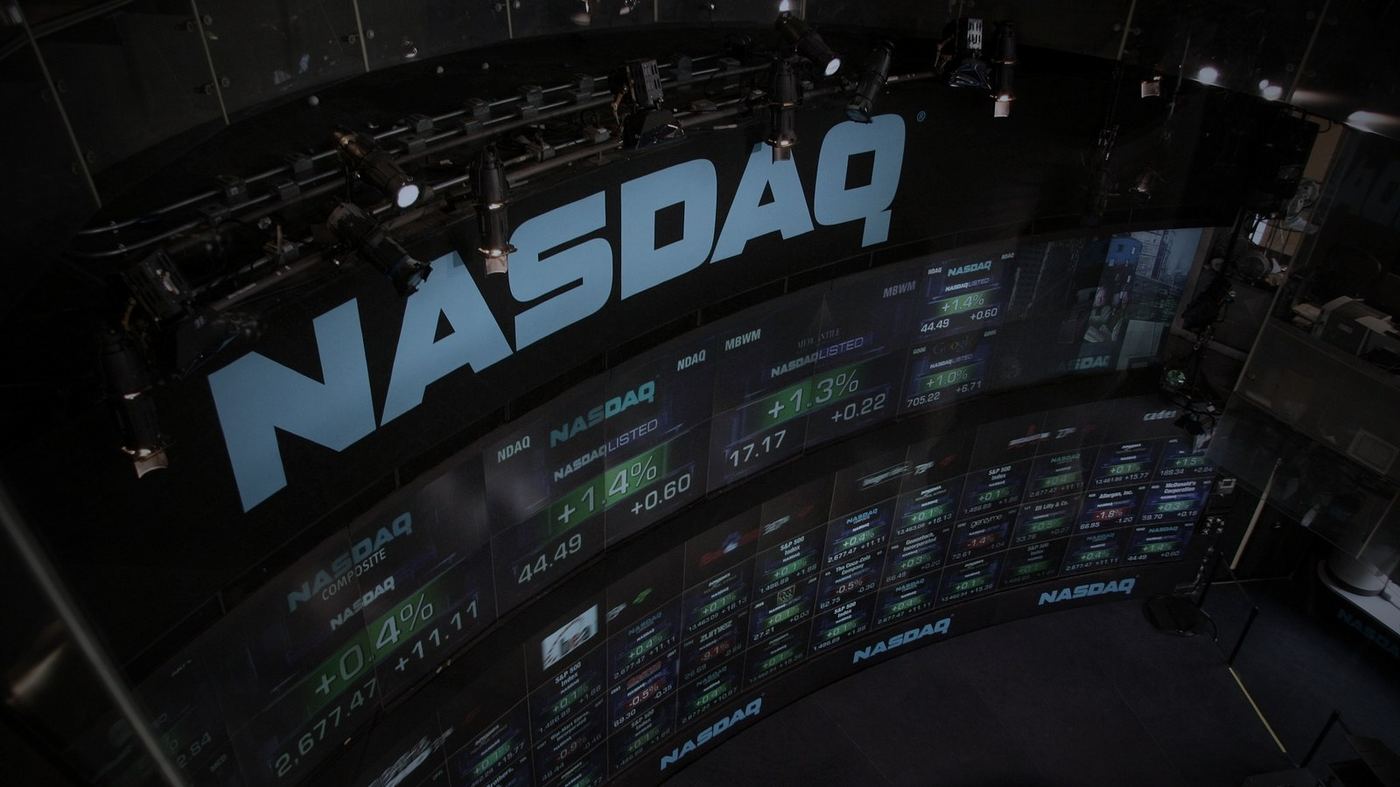 Pantalla del Nasdaq MarketSite en Times Square con cotizaciones bursátiles iluminadas de noche