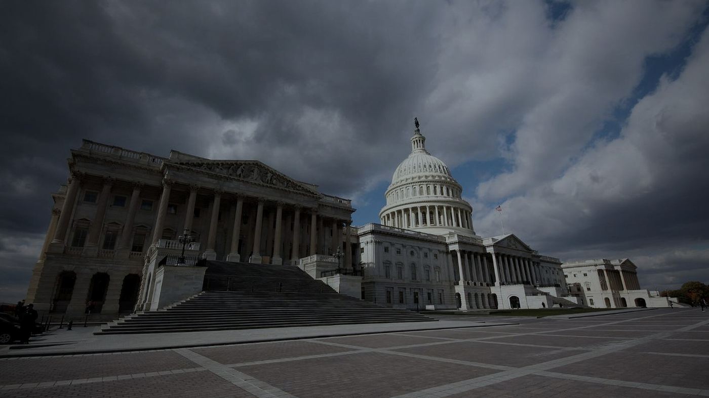 El Capitolio de Estados Unidos en Washington DC bajo un cielo nublado y tormentoso