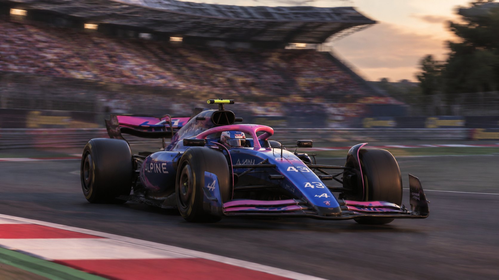 Ilustración editorial generada con IA: el Alpine azul y rosa número 43 en plena vuelta rápida frente a las tribunas colmadas del Autódromo Hermanos Rodríguez al atardecer, con el piloto de casco y visera cerrada; composición conceptual, no es una fotografía de la clasificación de Colapinto.