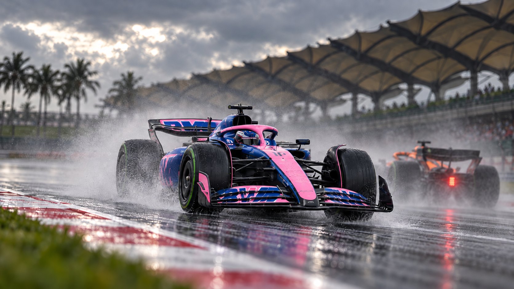 Ilustración editorial generada con IA: un Alpine azul y rosa de Fórmula 1 avanza entre el agua levantada por otro auto en la pista mojada de Sepang, con palmeras y la tribuna al fondo bajo un cielo de tormenta; no es una fotografía de la carrera.