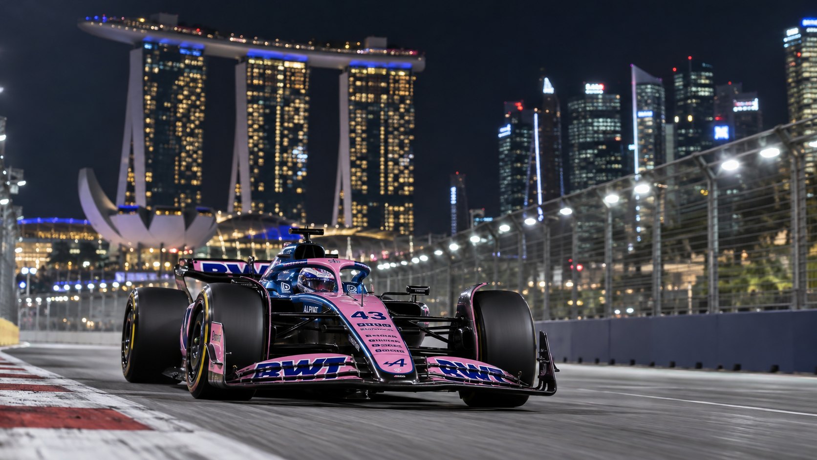 Ilustración editorial generada con IA: un Alpine de Fórmula 1 azul y rosa con el número 43 acelera de noche en una recta del circuito callejero de Marina Bay, con el Marina Bay Sands y los rascacielos de Singapur iluminados al fondo; no es una fotografía de la sesión.