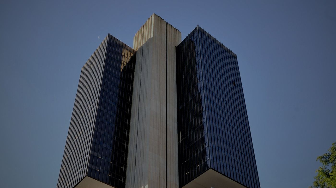 Vista de la fachada del edificio sede del Banco Central de Brasil, en Brasília