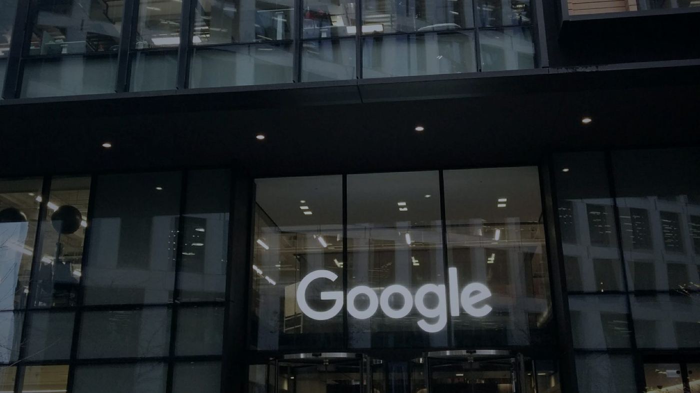 Entrada del edificio de Google y Google DeepMind en 6 Pancras Square, Londres