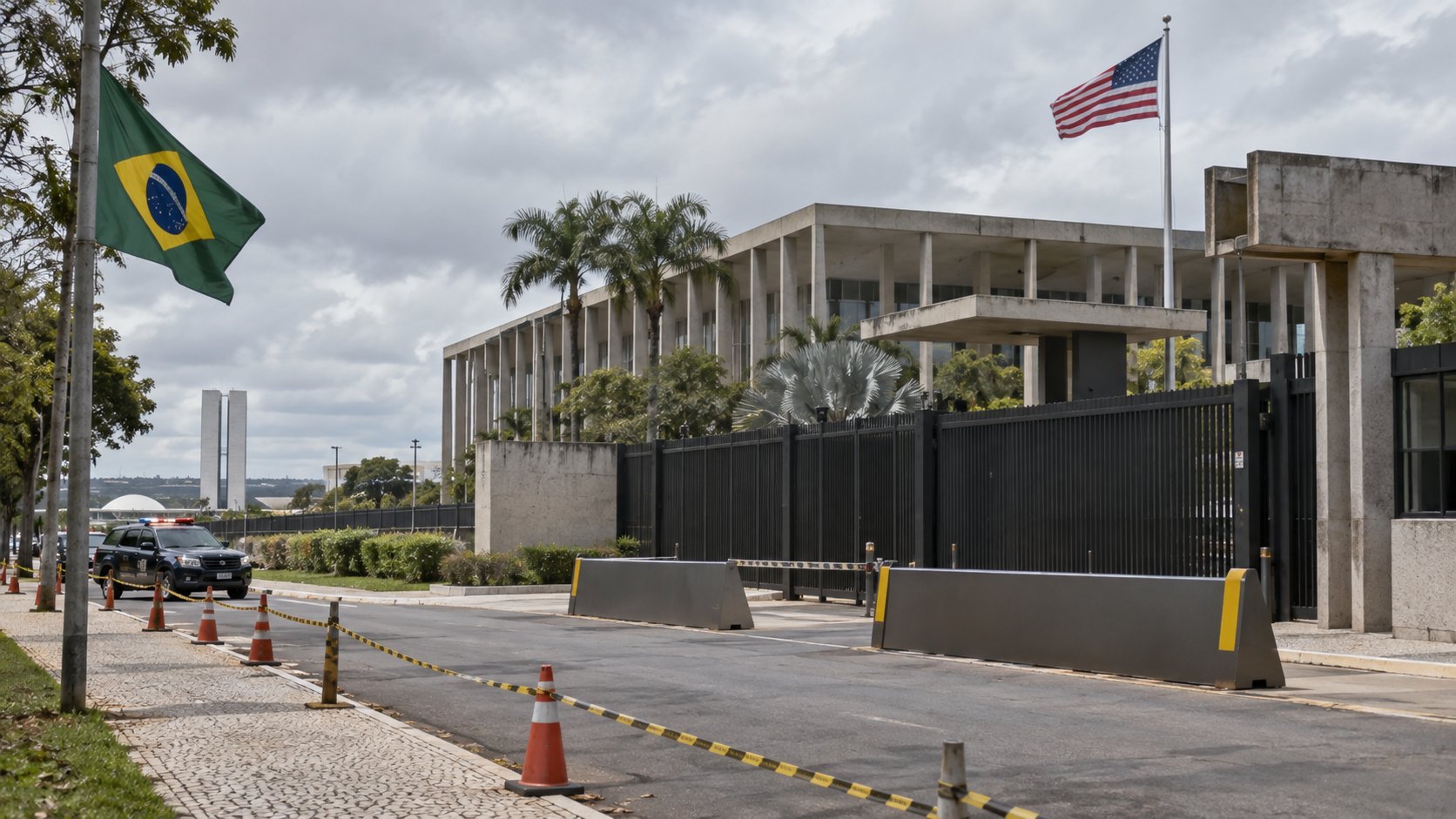 Ilustración editorial generada con IA: la entrada cerrada de una embajada de arquitectura modernista en Brasilia, con la bandera de Estados Unidos en el mástil, una bandera de Brasil en primer plano y vallas de seguridad sobre la vereda vacía; no es una fotografía de la sede real.
