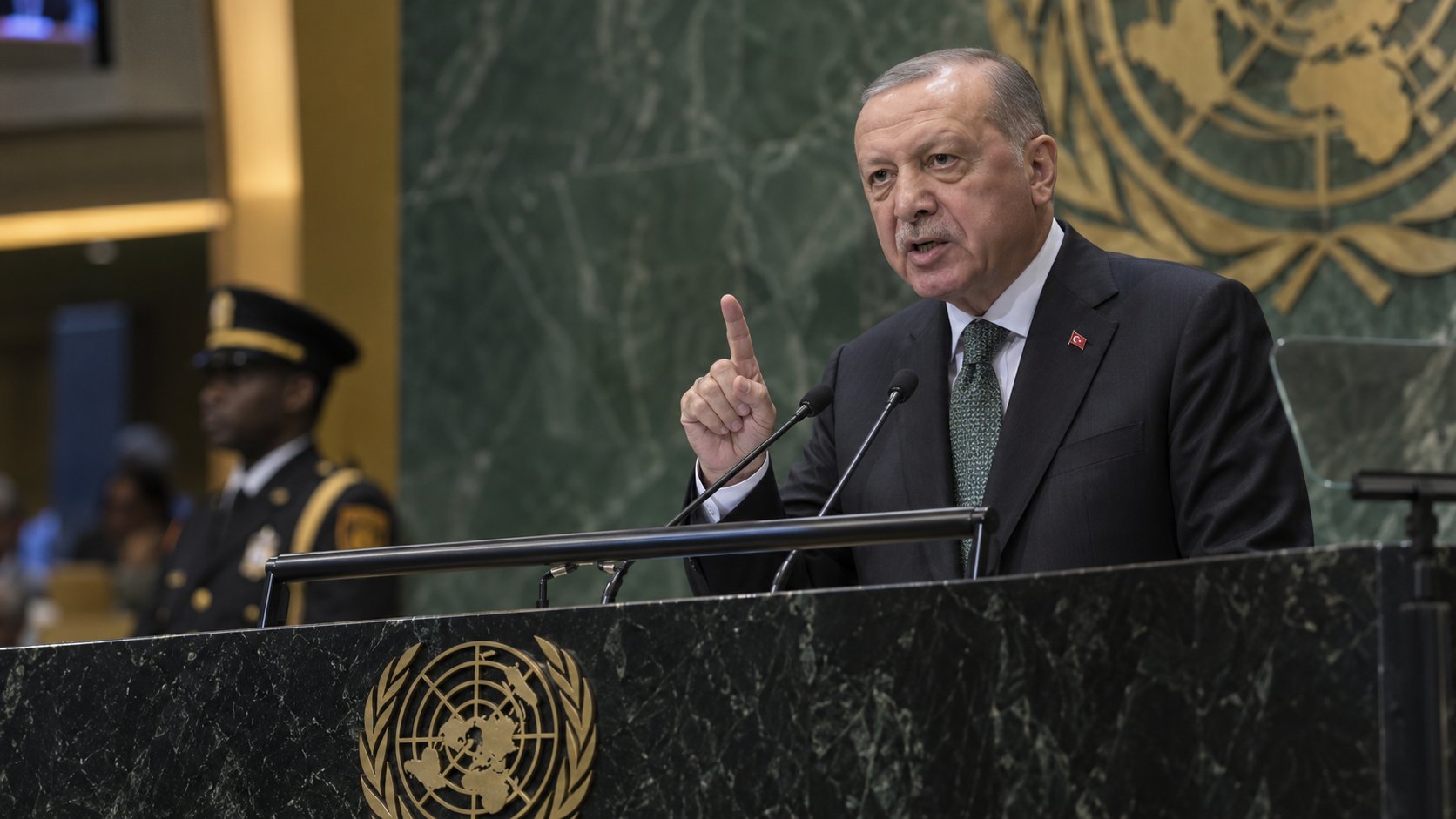 Ilustración editorial generada con IA: Recep Tayyip Erdogan habla desde el estrado de la Asamblea General de las Naciones Unidas; no es una fotografía del discurso.