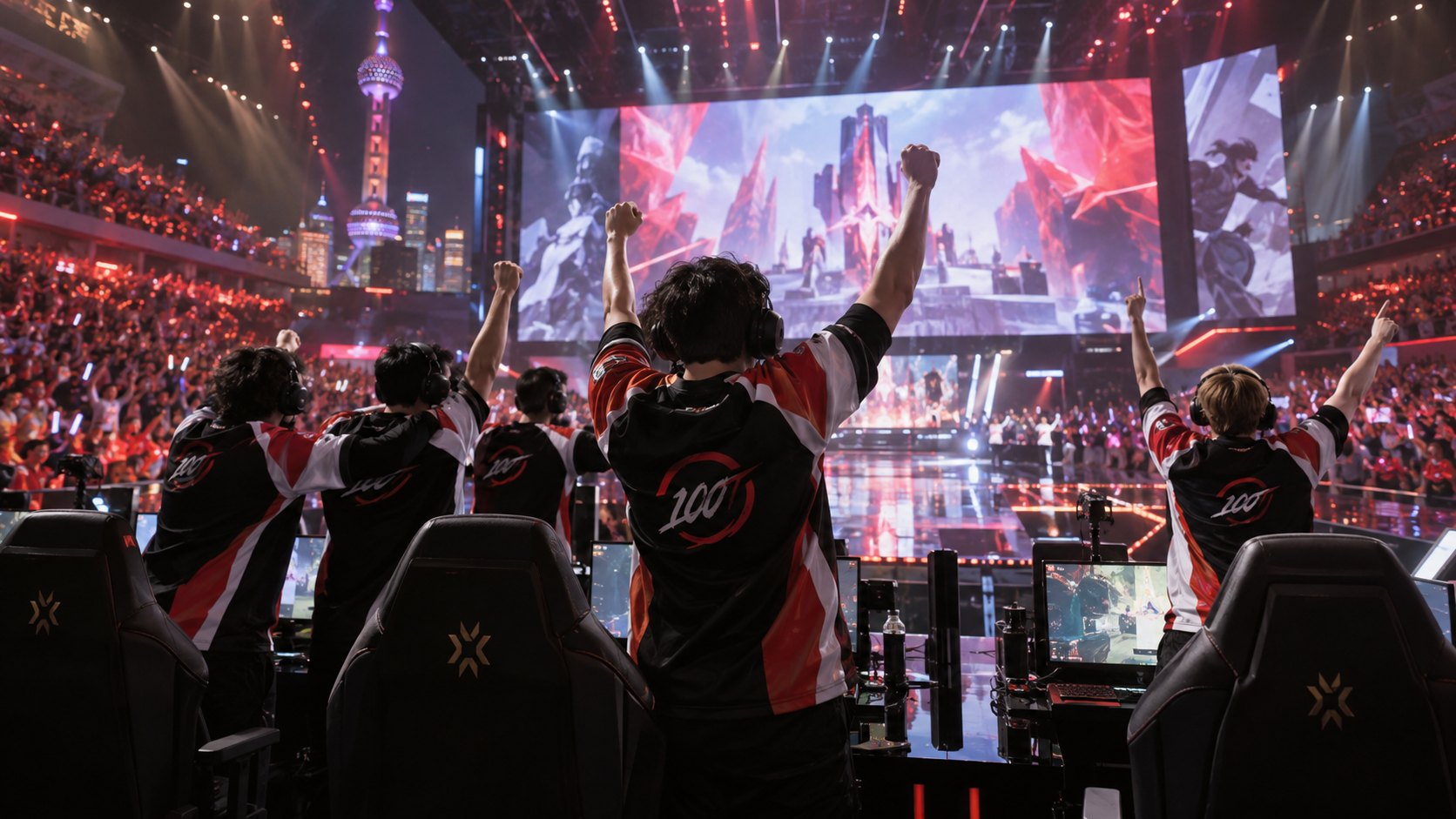 Ilustración editorial generada con IA: jugadores de 100 Thieves con camisetas rojas, negras y blancas celebran de espaldas con los brazos en alto en sus cabinas del escenario de VALORANT Champions en Shanghái, frente a la pantalla gigante y el público; composición conceptual, no es una fotografía del partido.