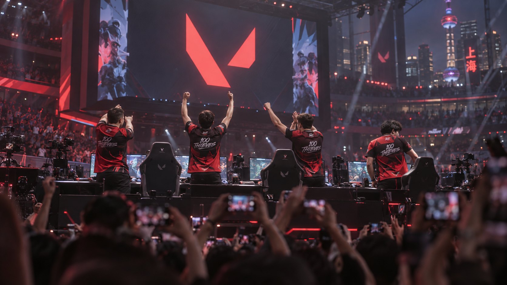 Ilustración editorial generada con IA: jugadores de 100 Thieves con camisetas rojas y negras festejan de espaldas sobre el escenario de VALORANT Champions en Shanghái, frente a sus monitores, con el logo de VALORANT en la pantalla gigante y el público con celulares en primer plano; no es una fotografía del partido.