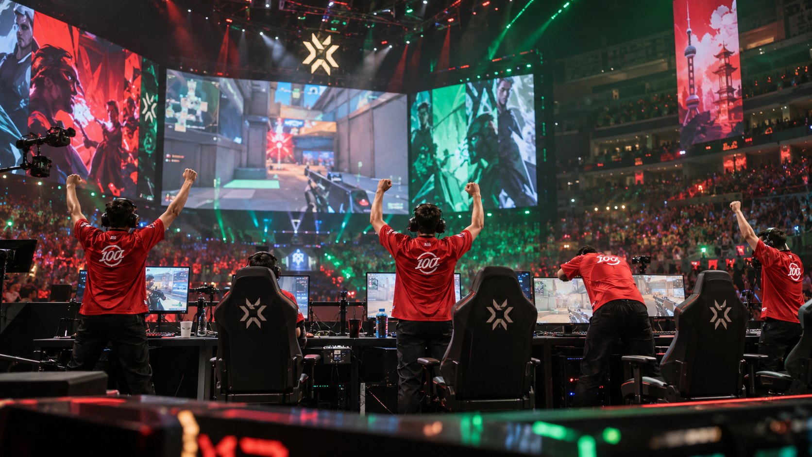 Ilustración editorial generada con IA: jugadores de 100 Thieves celebran en el escenario de VALORANT Champions en un estadio de Shanghái; no es una fotografía del partido ni de jugadores reales.