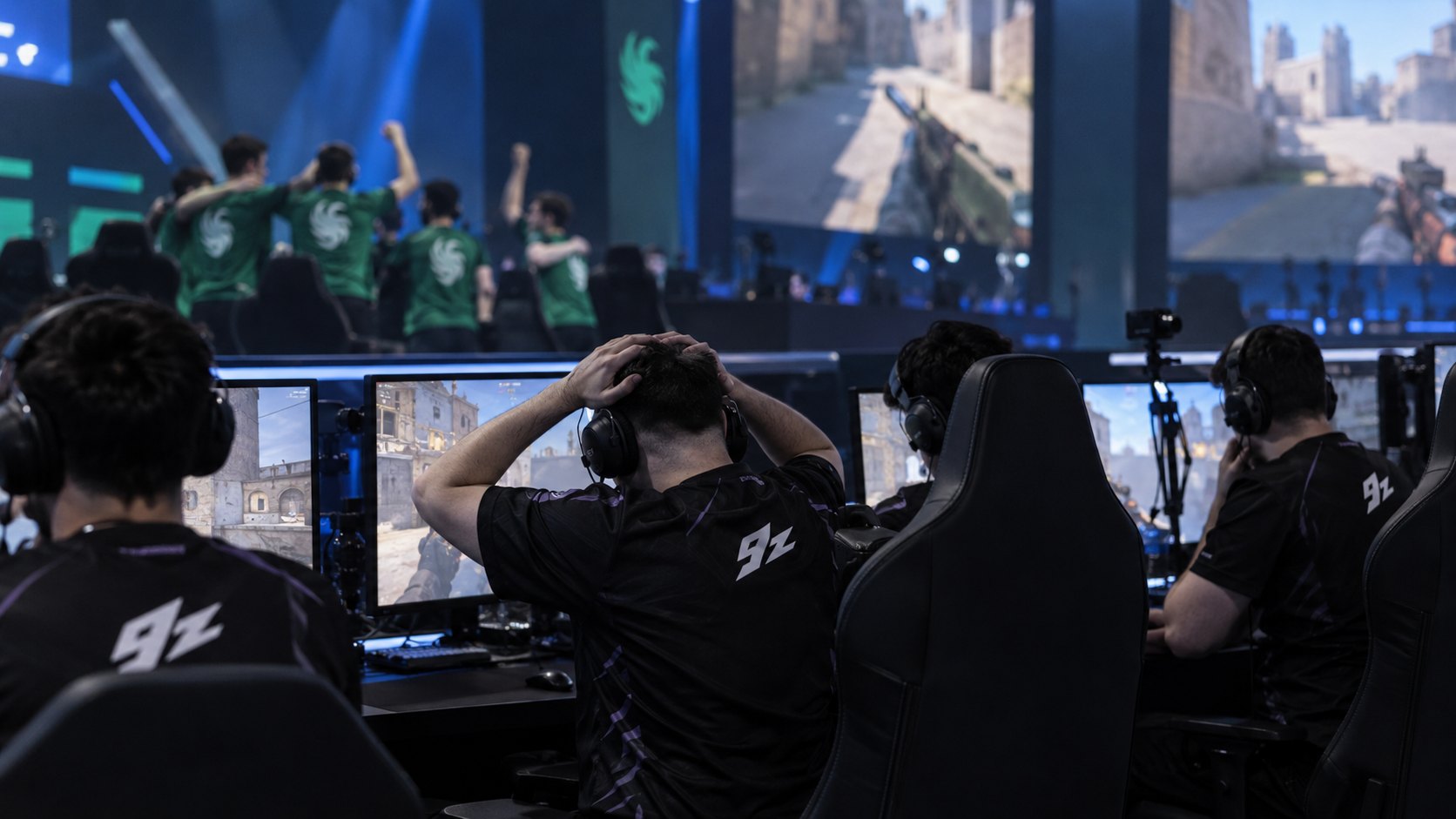 Ilustración editorial generada con IA: jugadores con camisetas negras con el logo de 9z, de espaldas en sus cabinas de un estudio de e-sports, uno con las manos en la cabeza, mientras al fondo jugadores con camisetas verdes de Falcons celebran frente a pantallas gigantes con Counter-Strike 2; composición conceptual, no es una fotografía del partido ni de los jugadores reales.