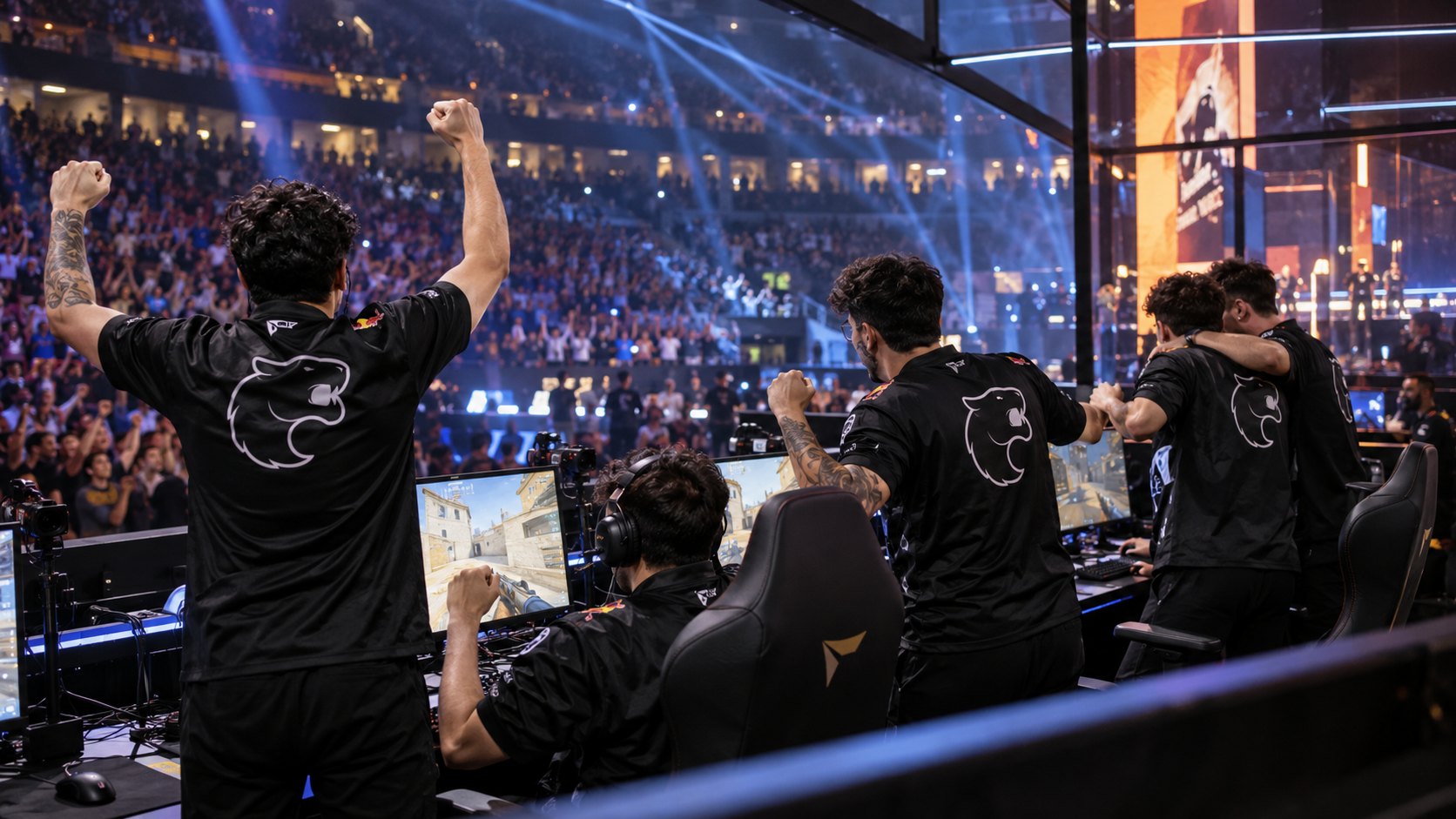Ilustración editorial generada con IA: jugadores con camisetas negras de FURIA con la pantera, vistos de espaldas, celebran con los brazos en alto en sus cabinas sobre el escenario de una arena de e-sports colmada; composición representativa, no es una fotografía de la serie con BetBoom.