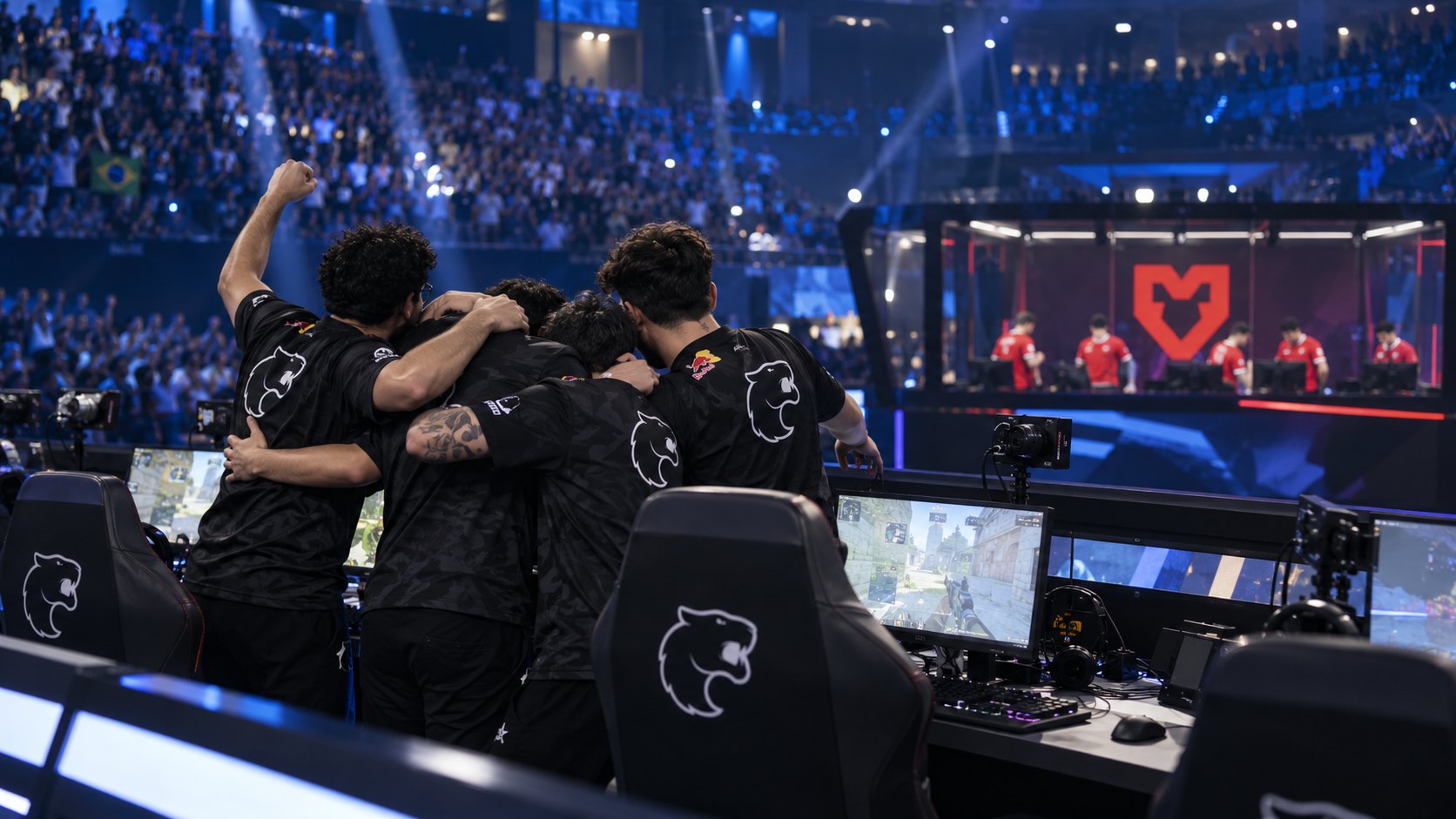 Ilustración editorial generada con IA: jugadores con camisetas negras de FURIA con la pantera, de espaldas, celebran abrazados en su cabina sobre el escenario de una arena de e-sports colmada, mientras al fondo los jugadores de MOUZ, de rojo, siguen en la suya; composición representativa, no es una fotografía de la semifinal en Bucarest.