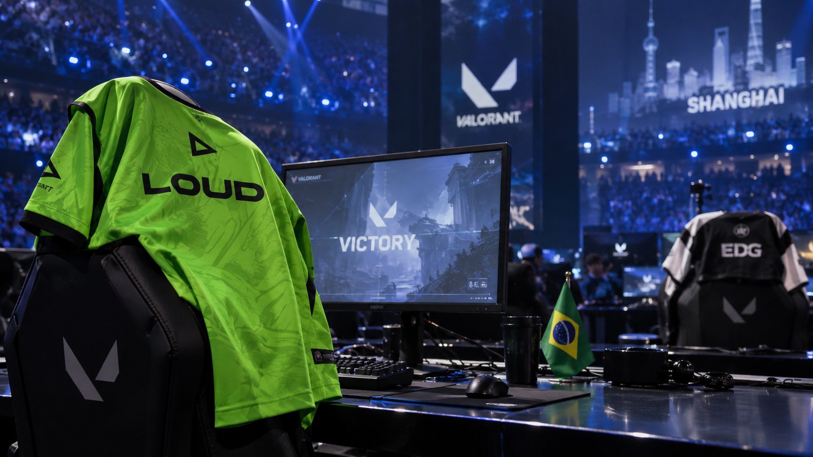 Ilustración editorial generada con IA: una camiseta verde de LOUD sobre una silla gamer frente a un monitor con la pantalla de victoria de VALORANT, una bandera de Brasil en el escritorio y, al fondo, una camiseta de EDG en un estadio de Shanghái; no es una fotografía del partido.