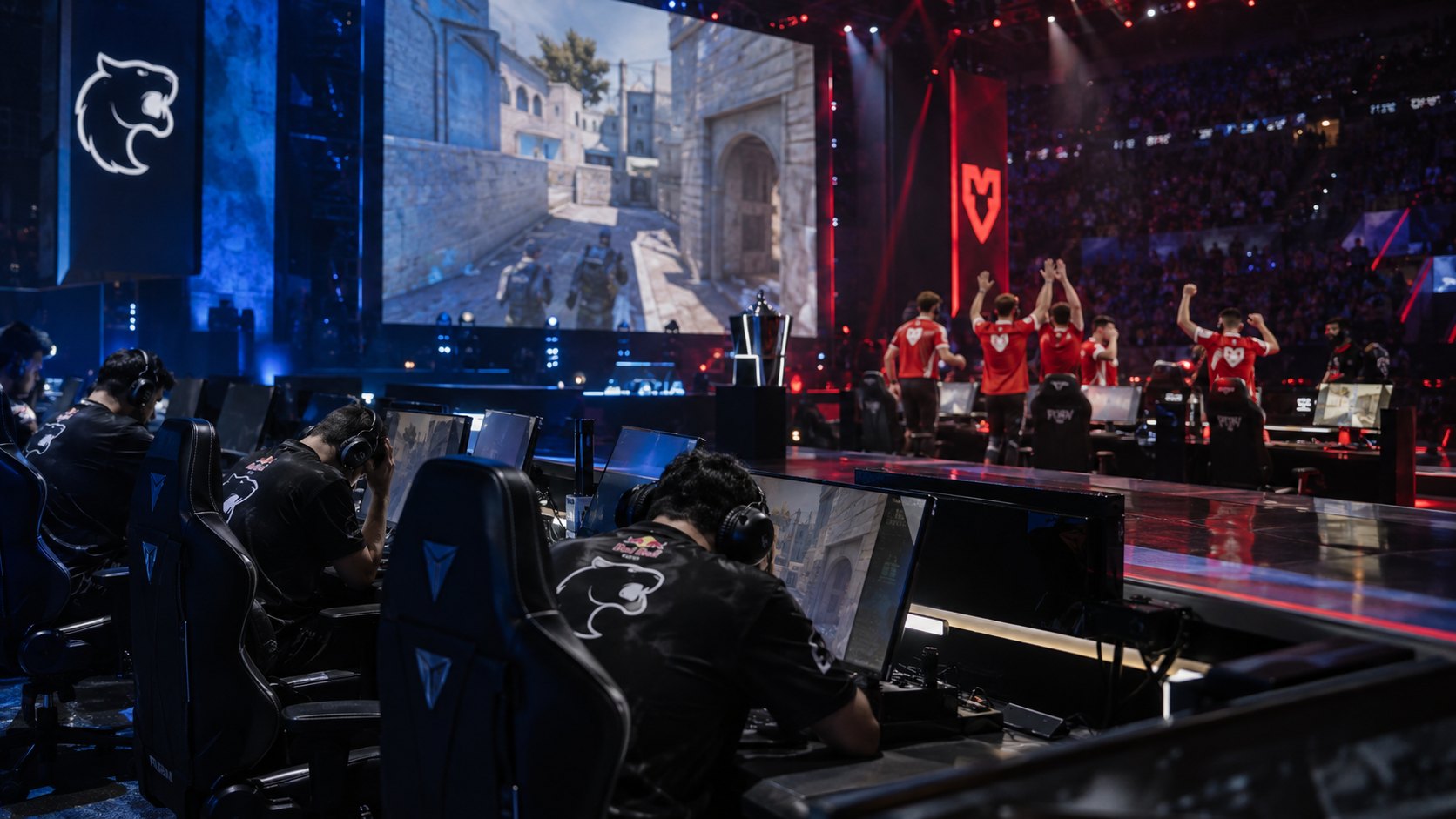 Ilustración editorial generada con IA: jugadores de FURIA con camisetas negras, de espaldas y cabizbajos en sus cabinas del escenario de un torneo de Counter-Strike 2, mientras del otro lado jugadores de MOUZ con camisetas rojas celebran de pie, con la pantalla gigante encendida; composición conceptual, no es una fotografía del partido.