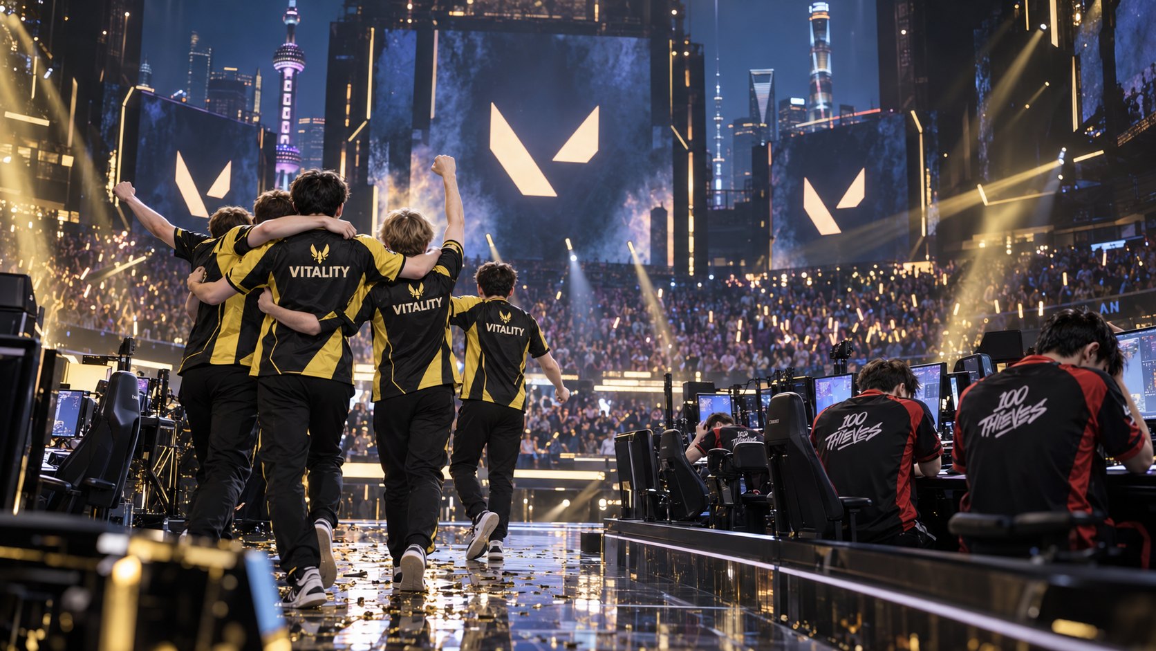 Ilustración editorial generada con IA: de espaldas, jugadores con camisetas amarillas y negras de Vitality celebran abrazados en el escenario de una arena de e-sports con el perfil de Shanghai al fondo, mientras del otro lado jugadores con camisetas rojas y negras de 100 Thieves siguen sentados en sus puestos, bajo pantallas gigantes con el logo de VALORANT; composición conceptual, no es una fotografía del partido ni de los jugadores reales.