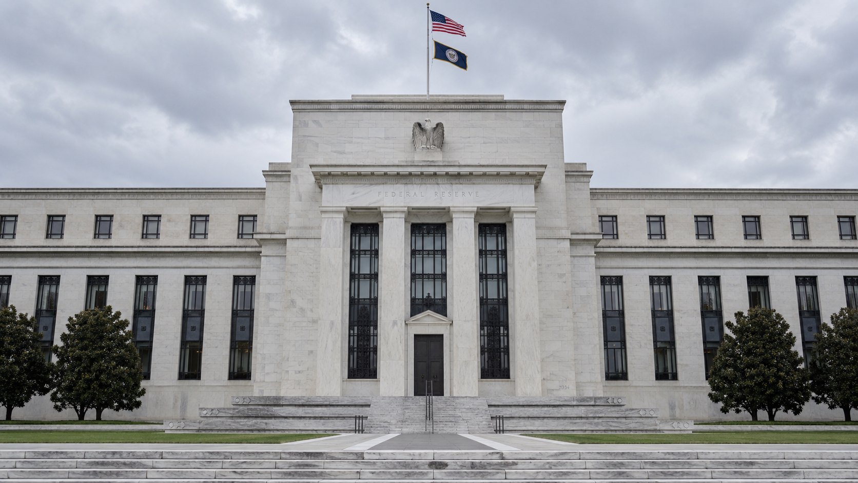 Ilustración editorial generada con IA: la fachada del edificio Marriner S. Eccles, sede de la Reserva Federal en Washington, con su águila de piedra y las banderas de Estados Unidos y de la Fed bajo un cielo nublado; composición conceptual, no es una fotografía documental.