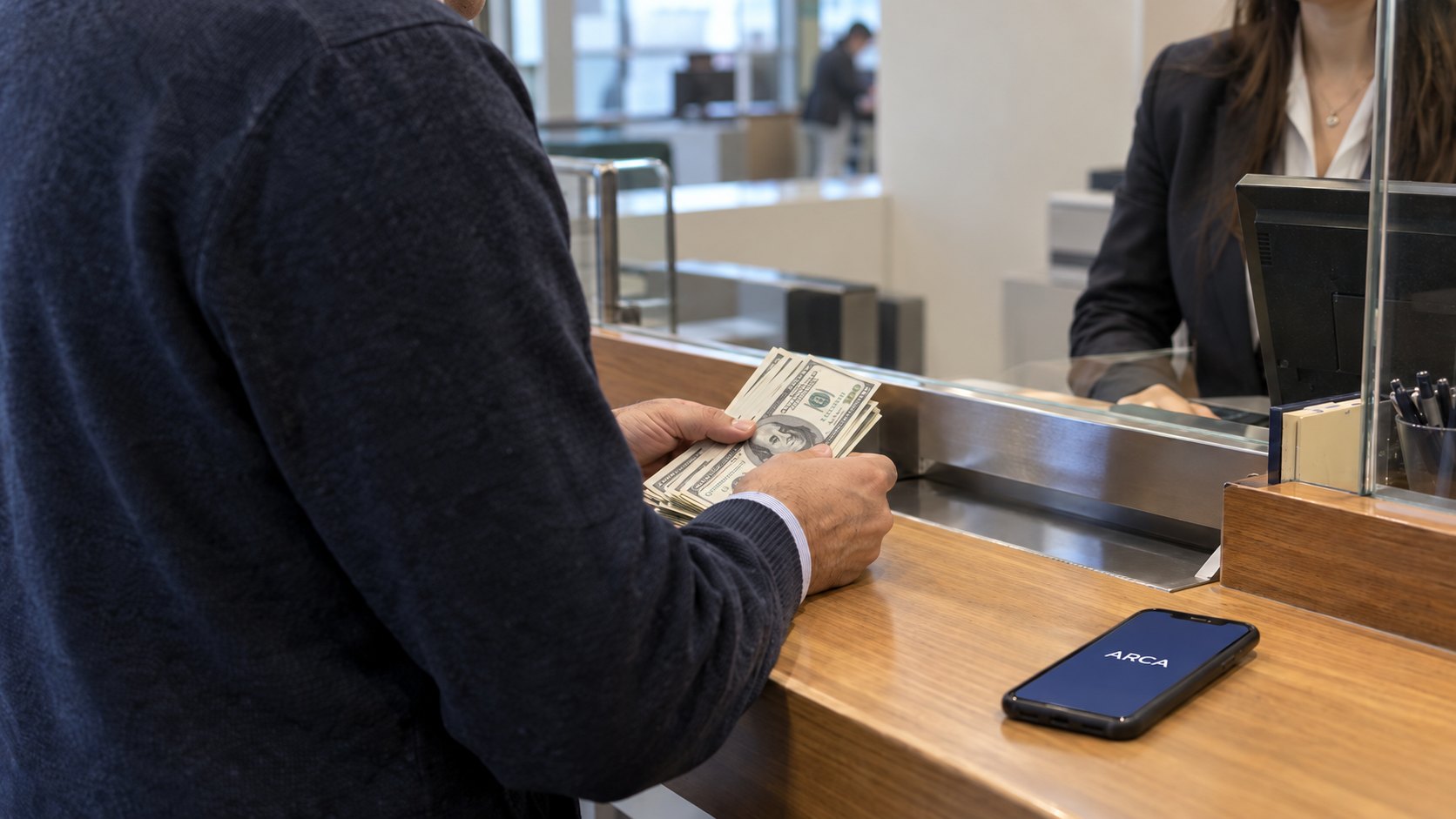 Ilustración editorial generada con IA: un ahorrista de espaldas deposita dólares en la ventanilla de una sucursal bancaria argentina, con su celular sobre el mostrador; composición conceptual, no es una fotografía de un hecho real.