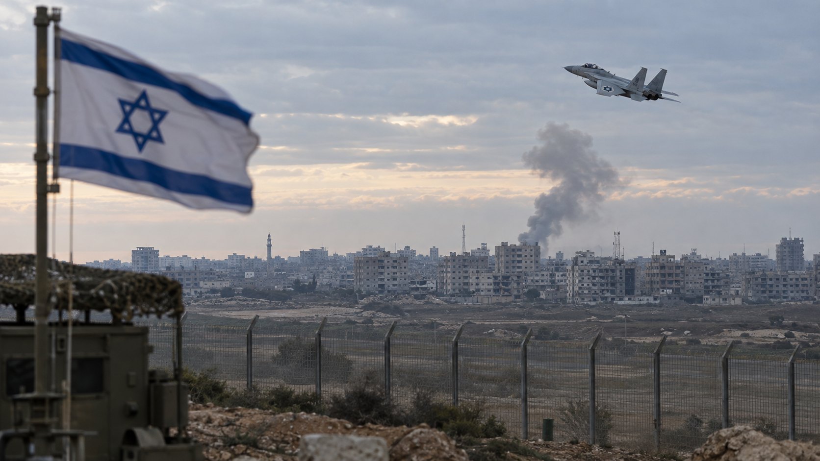 Ilustración editorial generada con IA: una bandera de Israel junto a una cerca fronteriza, un caza israelí en el cielo y una columna de humo sobre edificios de la ciudad de Gaza al amanecer; composición representativa, no es una fotografía del ataque.