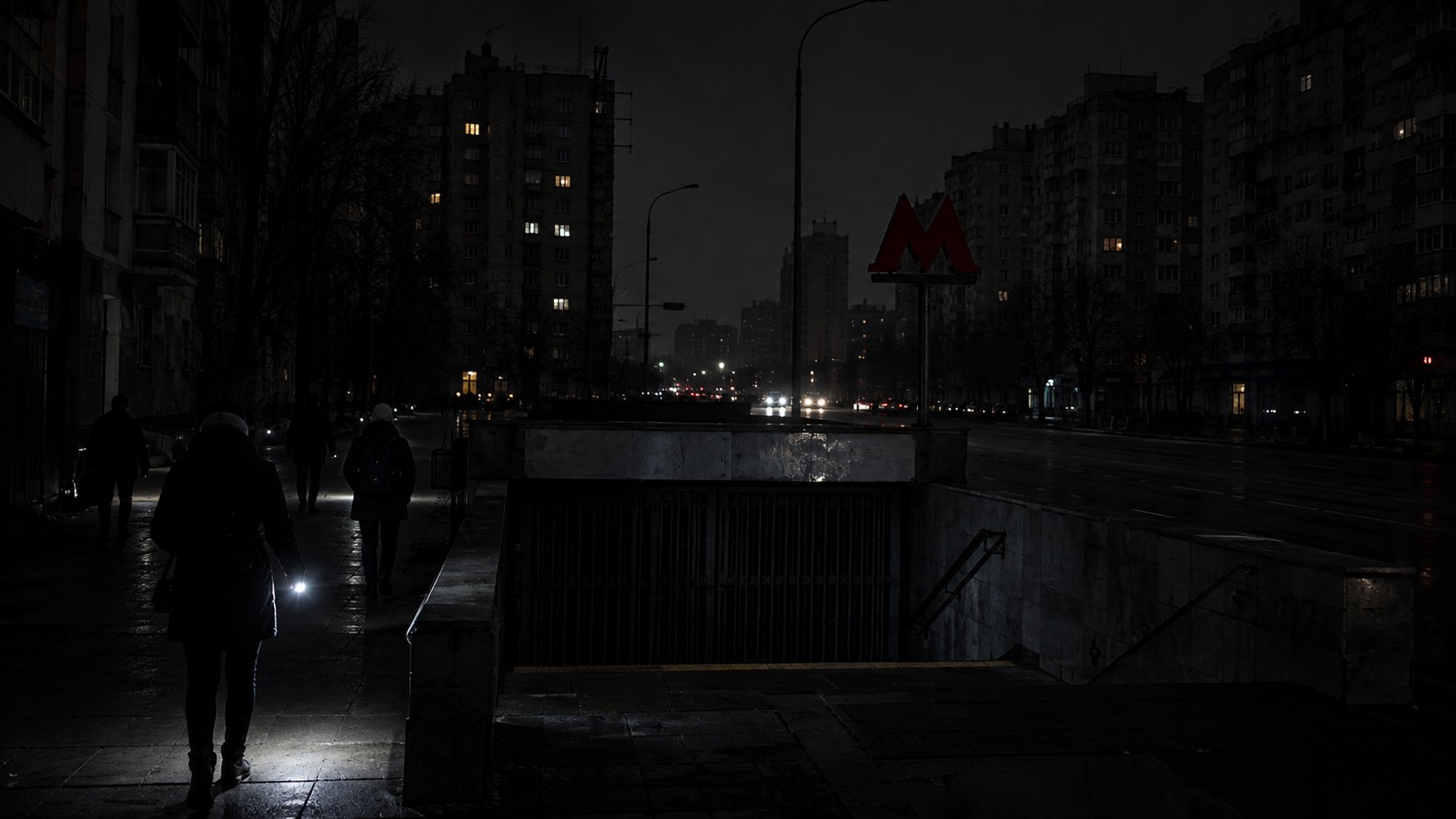 Ilustración editorial generada con IA: una avenida de Kiev de noche casi a oscuras; composición conceptual, no es una fotografía del apagón.