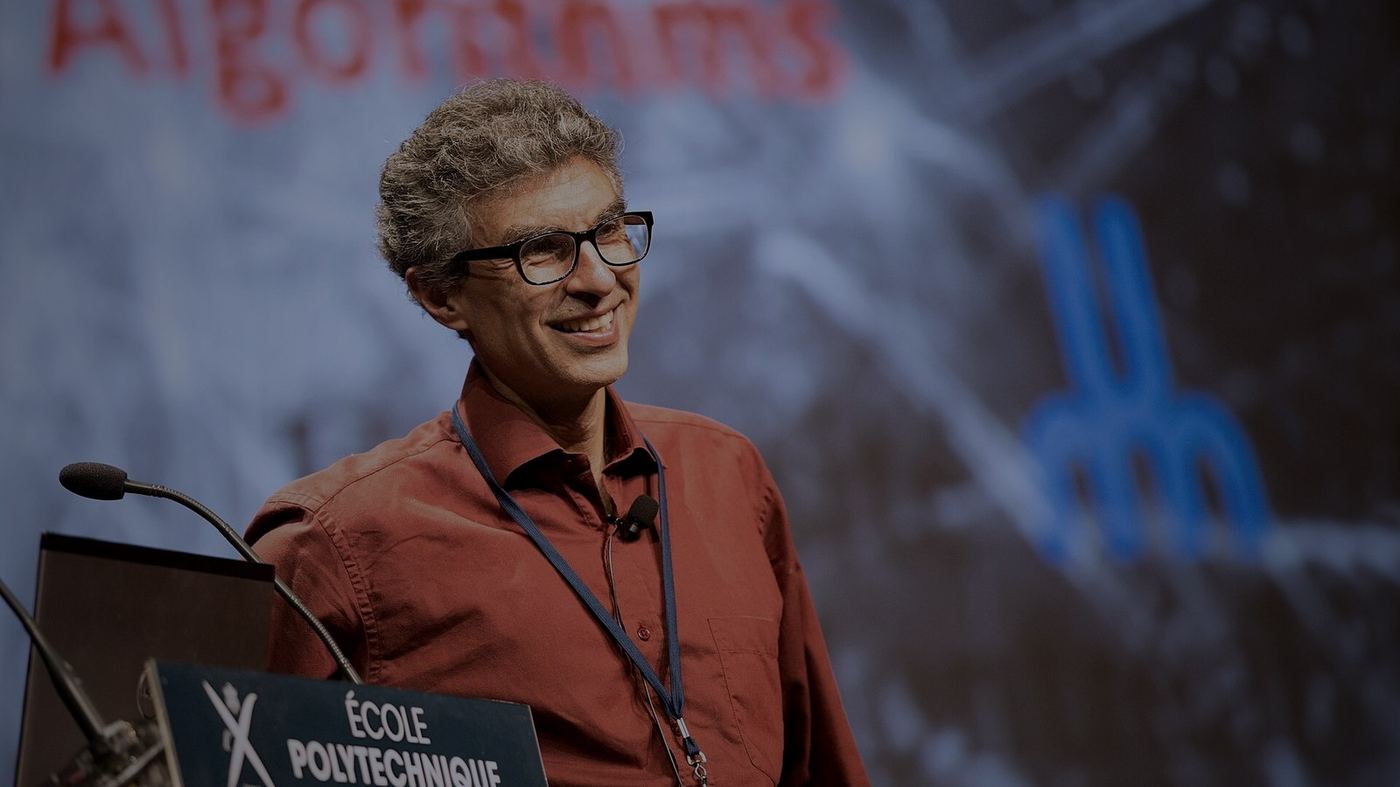 Yoshua Bengio, fundador de LawZero, sonriendo durante una charla sobre inteligencia artificial