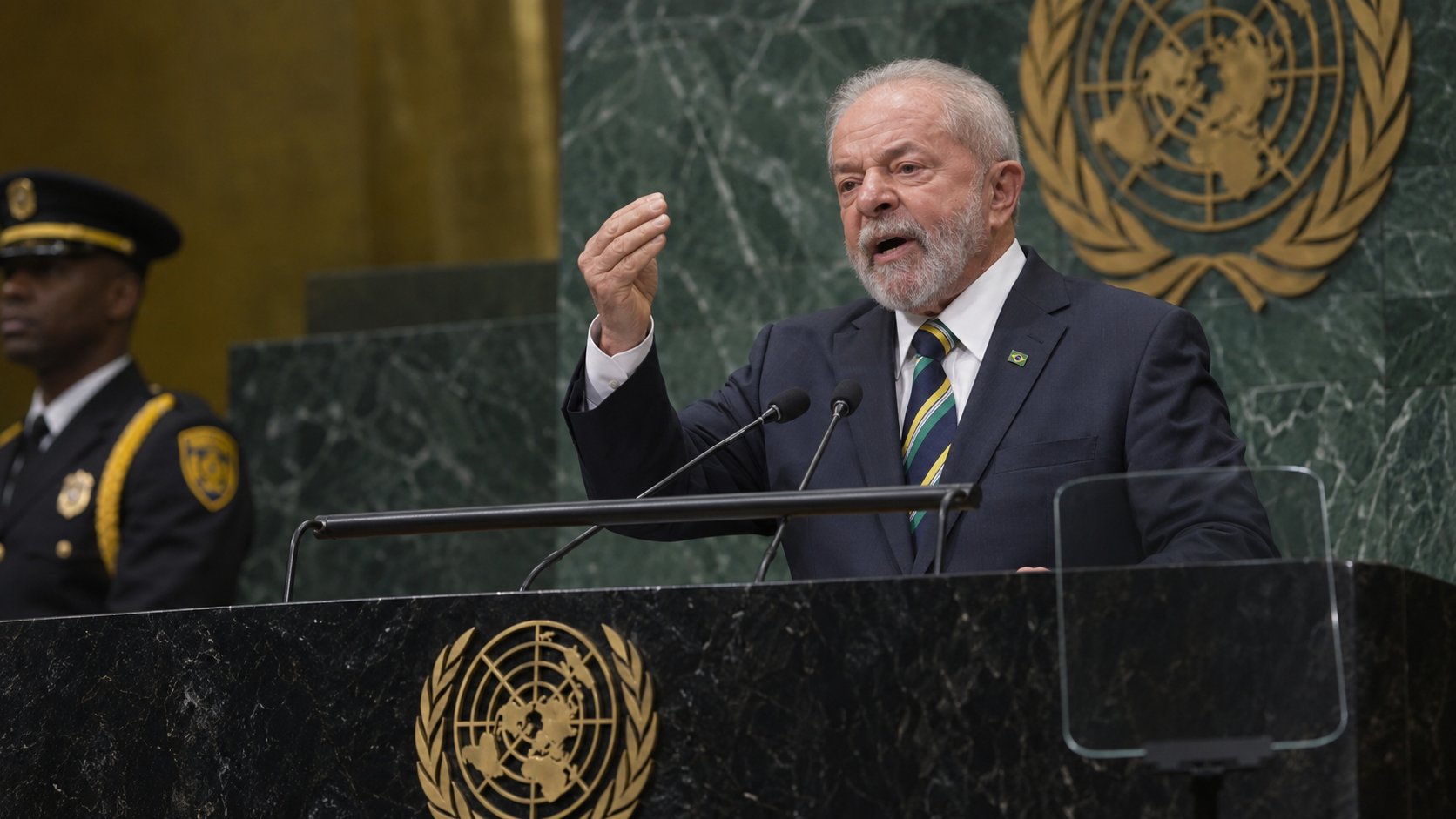 Ilustración editorial generada con IA: Lula da Silva habla desde el estrado de la Asamblea General de las Naciones Unidas; no es una fotografía del discurso.