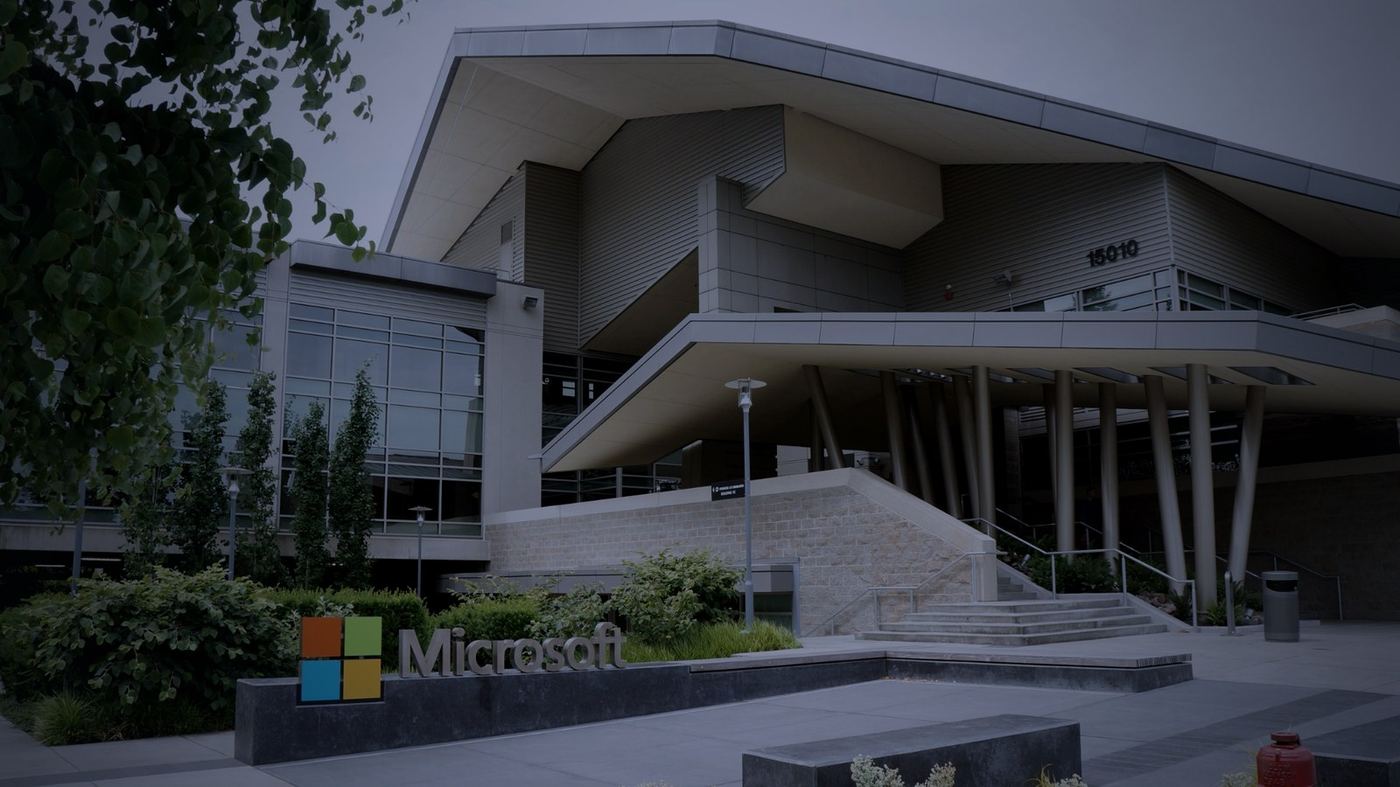 Fachada del edificio 92 del campus de Microsoft en Redmond, con el logo de la empresa en primer plano
