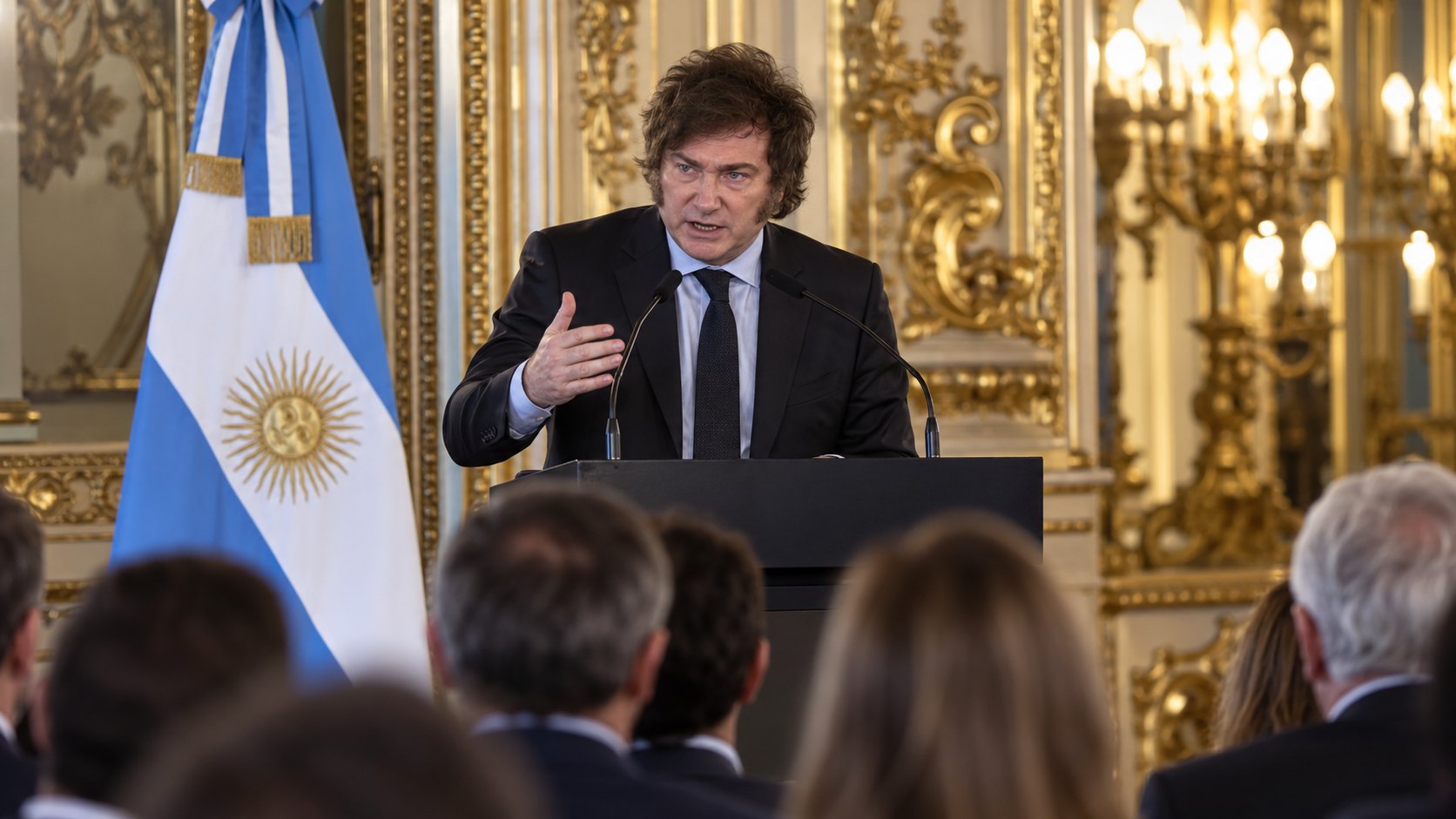 Ilustración editorial generada con IA de la nota: Milei llamó «dictador» a Pedro Sánchez en Madrid y España lo acusó de injerencia: Exteriores condenó sus «insultos y calumnias» a menos de seis semanas de las elecciones