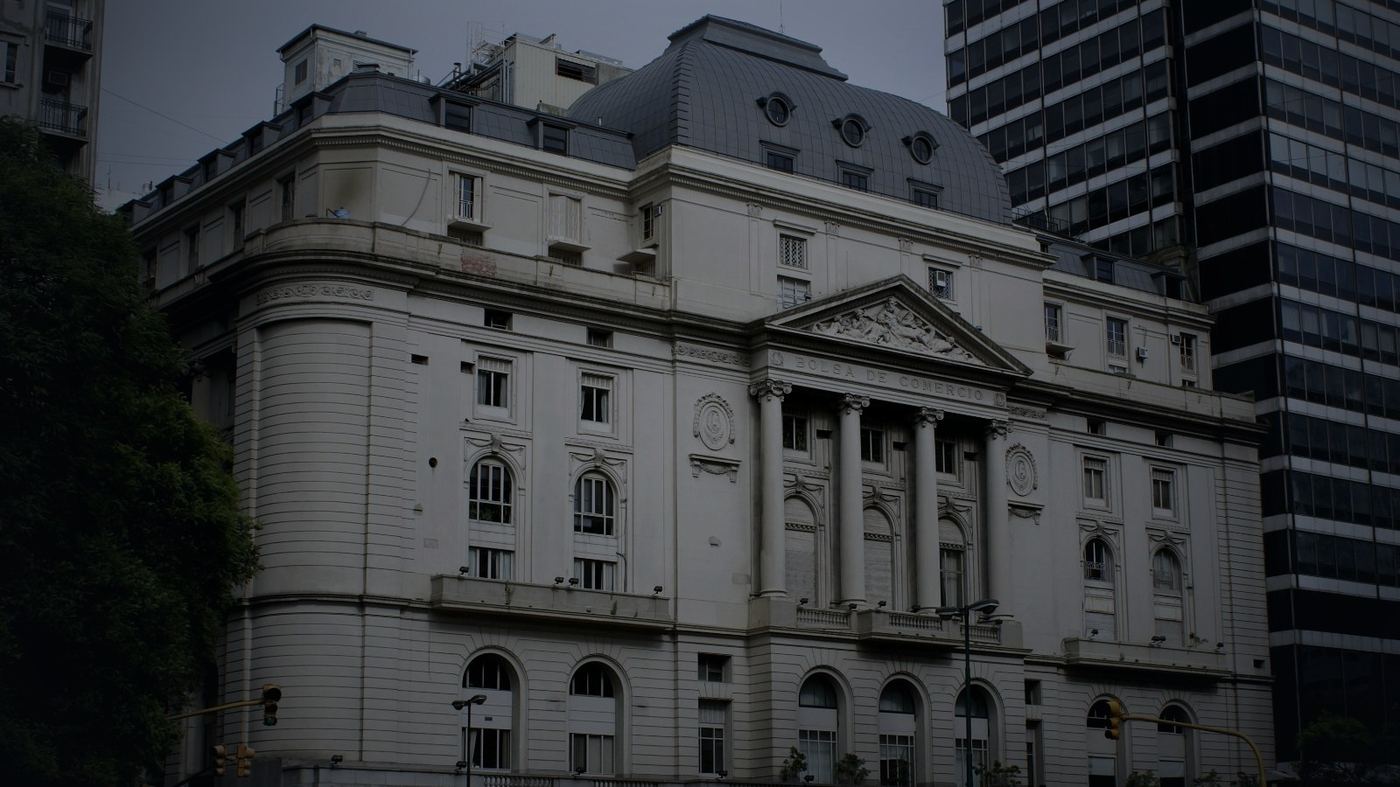 Fachada de la Bolsa de Comercio de Buenos Aires, con sus columnas clásicas, en el microcentro porteño