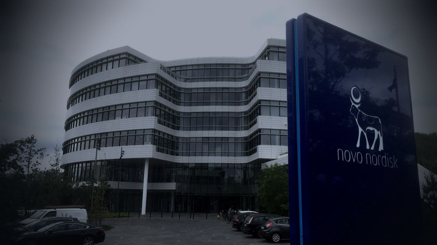Sede central de Novo Nordisk en Bagsværd, Dinamarca, con el cartel de la empresa en primer plano