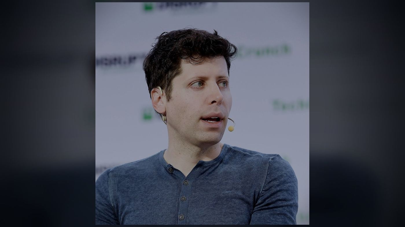 Sam Altman, CEO de OpenAI, hablando en el escenario de una conferencia tecnológica