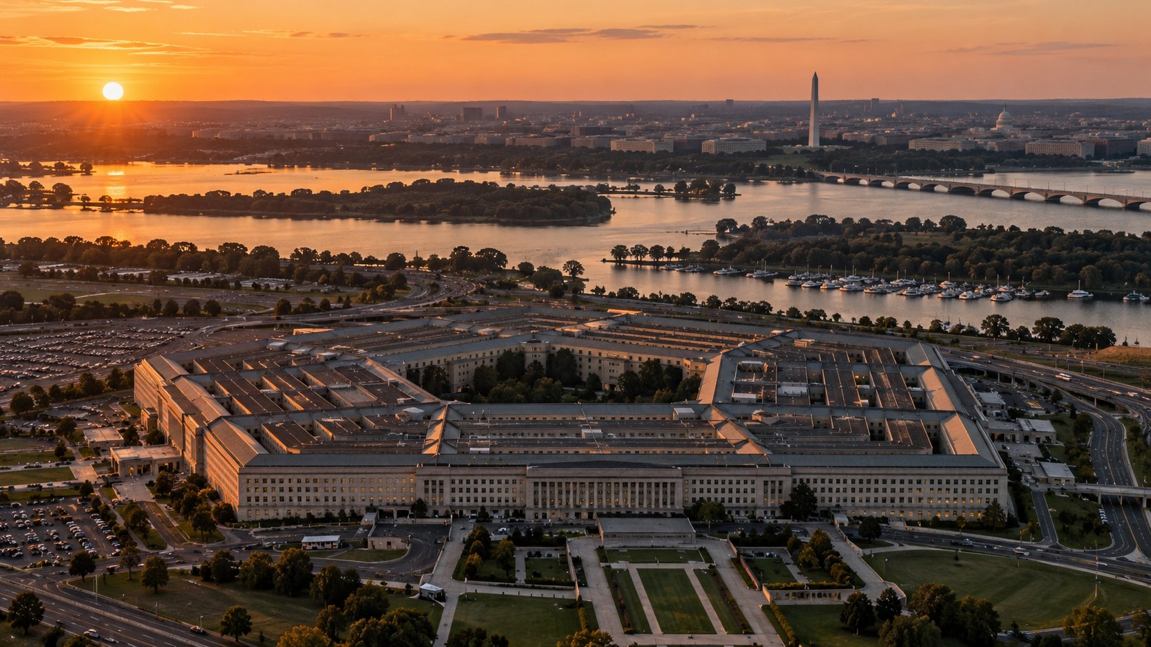 Ilustración editorial generada con IA: vista aérea del edificio del Pentágono en Arlington, Virginia, al atardecer, con el río Potomac y el Monumento a Washington al fondo; composición conceptual, no es una fotografía del día del anuncio.
