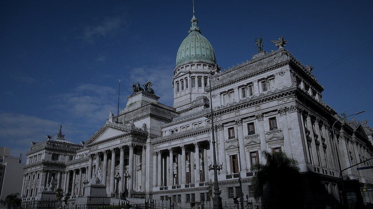 Fachada del Palacio del Congreso de la Nación Argentina, con su cúpula verde, en Buenos Aires