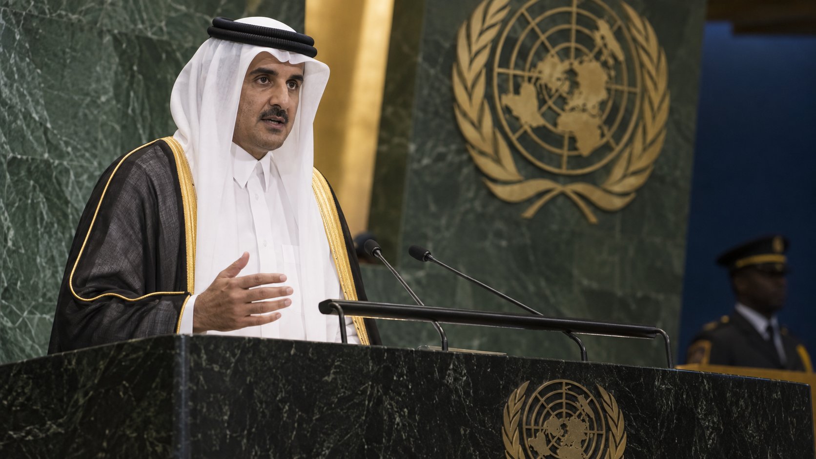 Ilustración editorial generada con IA: el emir de Qatar habla desde el estrado de la Asamblea General de las Naciones Unidas; no es una fotografía del discurso.