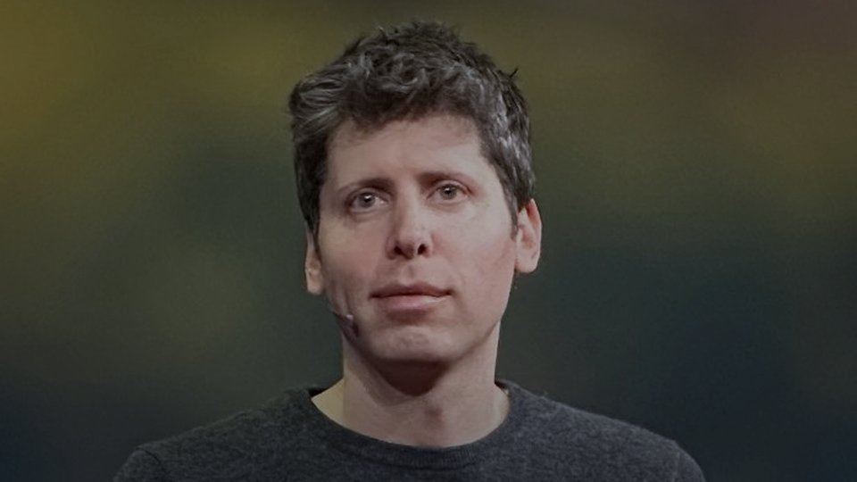 Sam Altman, CEO de OpenAI, con micrófono de solapa durante una conferencia