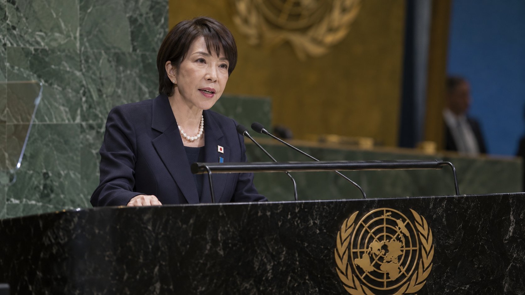 Ilustración editorial generada con IA: Sanae Takaichi habla desde el estrado de la Asamblea General de las Naciones Unidas; no es una fotografía del discurso.