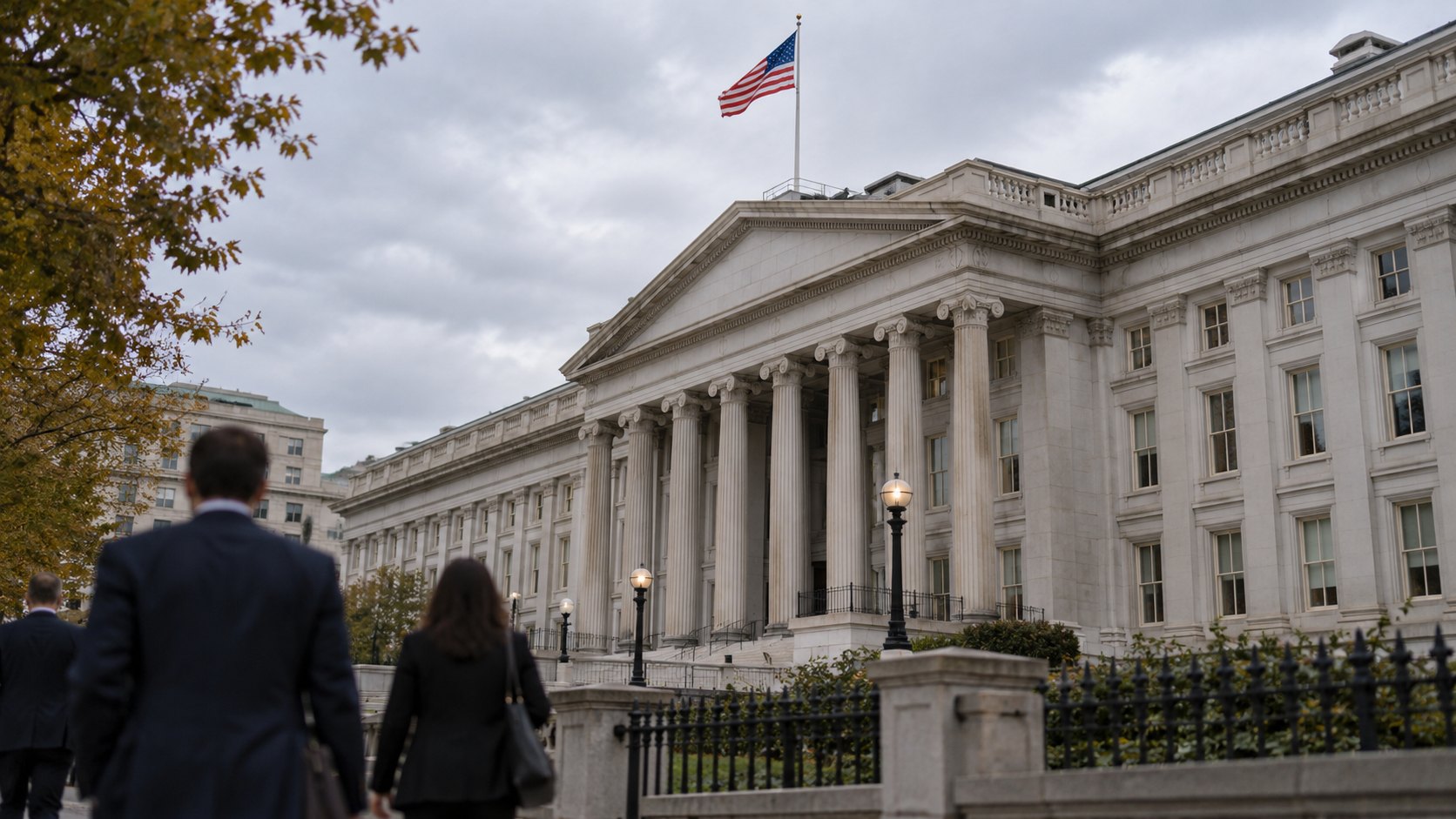 Ilustración editorial generada con IA: el edificio neoclásico del Departamento del Tesoro de Estados Unidos en Washington, con su columnata y la bandera estadounidense en lo alto, en una mañana nublada, mientras dos personas caminan de espaldas por la vereda; composición conceptual, no es una fotografía de un hecho real.