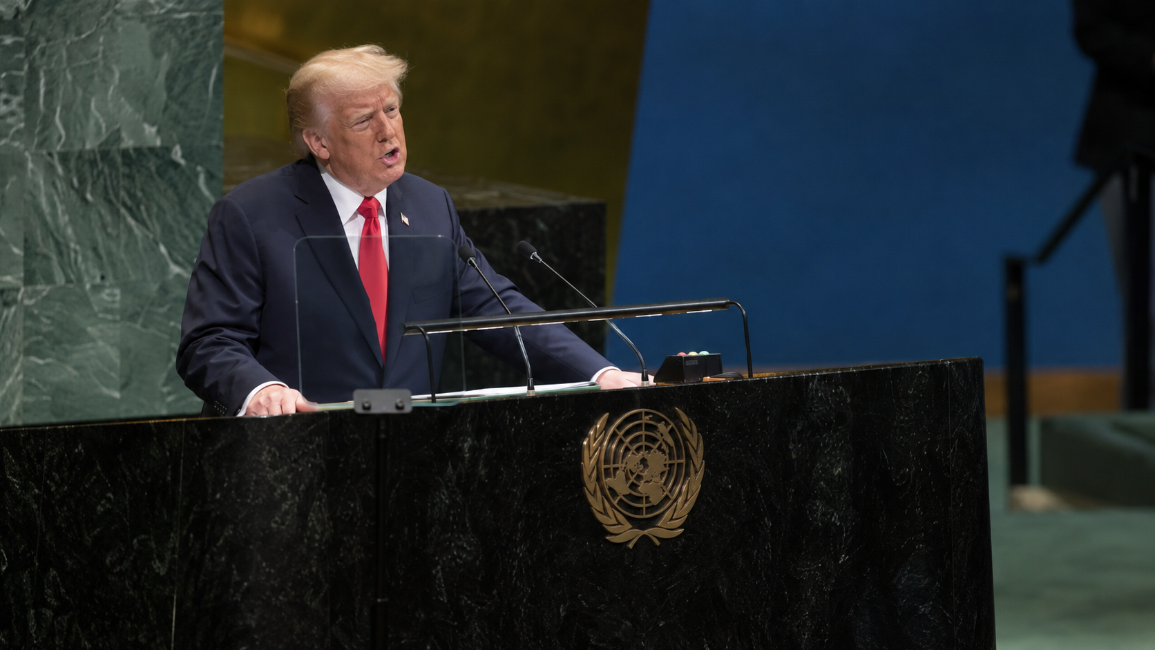 Ilustración editorial generada con IA: Donald Trump habla desde el estrado de la Asamblea General de las Naciones Unidas; no representa una fotografía documental específica.