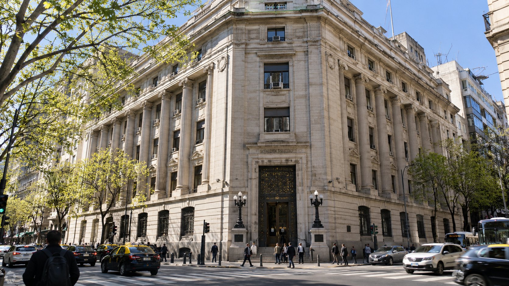 Ilustración editorial generada con IA: un edificio de piedra de estilo clásico en una esquina de la City porteña, con árboles, tránsito y peatones de espaldas una mañana de primavera, que evoca la sede de la Bolsa de Cereales de Buenos Aires; composición conceptual, no es una fotografía del edificio.