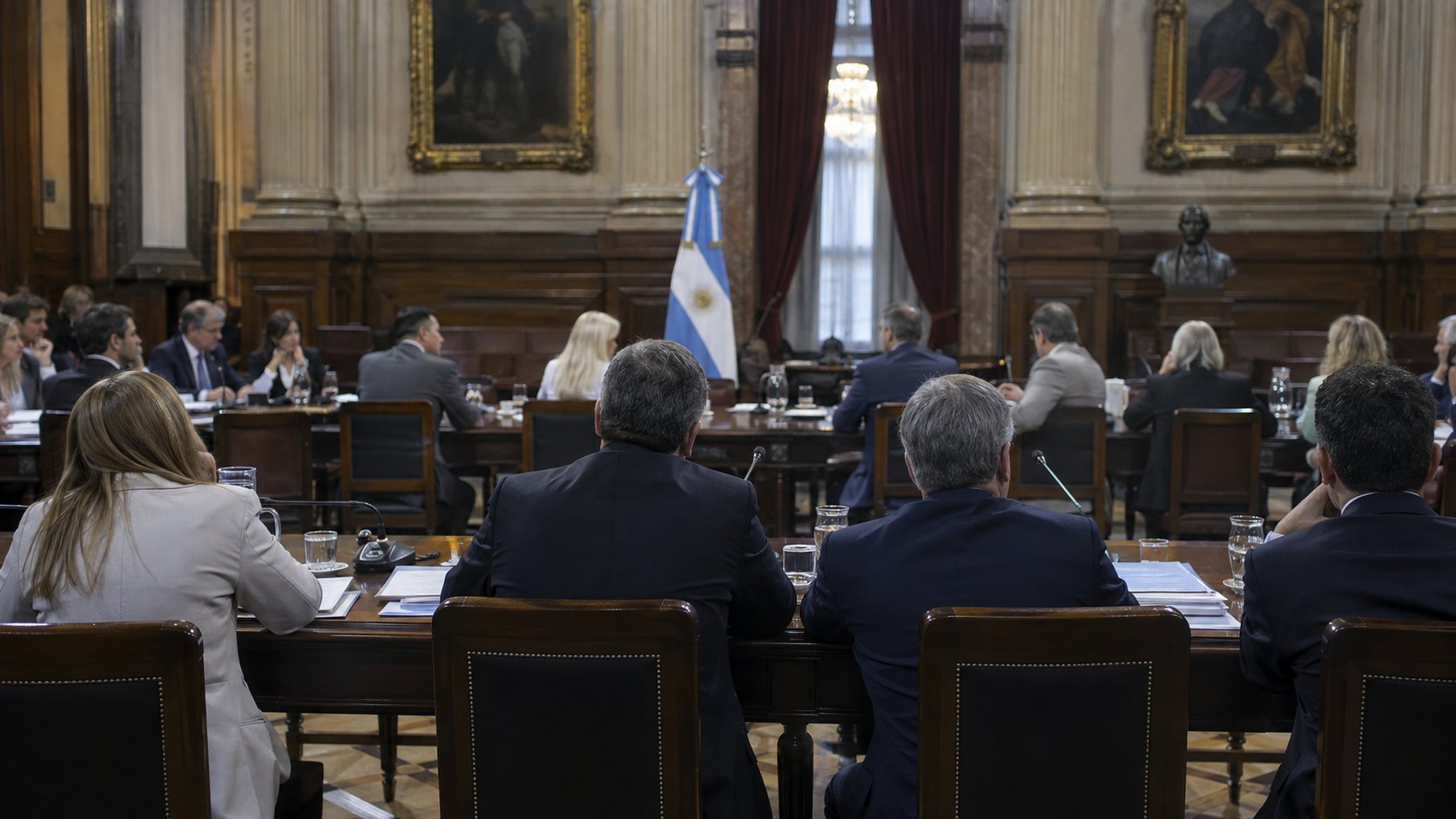 Ilustración editorial generada con IA: diputados reunidos en un plenario de comisiones en un salón del Congreso de la Nación; no es una fotografía de la reunión.