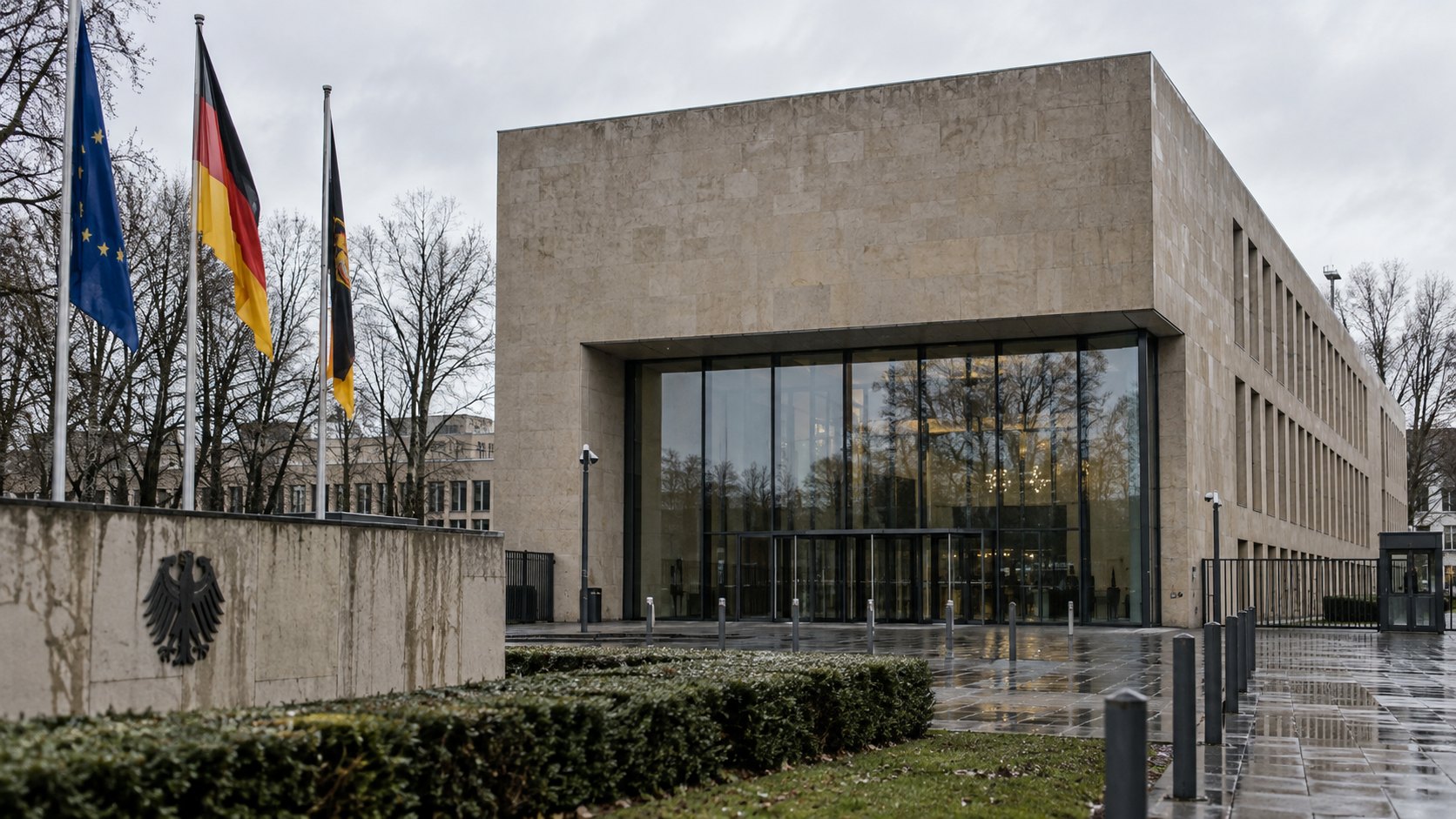 Ilustración editorial generada con IA: la entrada de un edificio judicial federal moderno, con el águila federal y banderas de Alemania y de la Unión Europea, en referencia al Tribunal Federal de Justicia de Karlsruhe; composición conceptual, no es una fotografía del tribunal.
