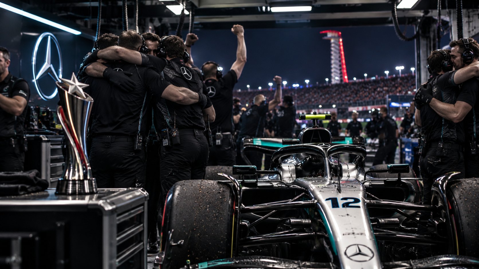 Ilustración editorial generada con IA: mecánicos de Mercedes festejan abrazados de noche en el garaje del equipo, frente al auto plateado número 12 y un trofeo; composición conceptual, no es una fotografía de los festejos de Austin.