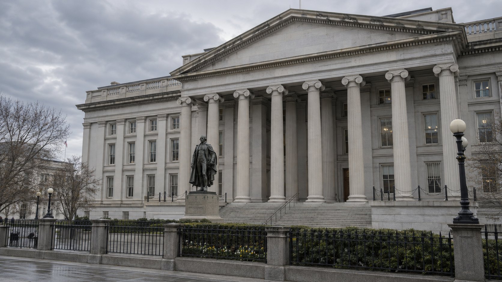 Ilustración editorial generada con IA: el edificio neoclásico del Departamento del Tesoro de EE.UU. en Washington, con sus columnas y la estatua de Alexander Hamilton al frente, en una tarde nublada; no es una fotografía documental.
