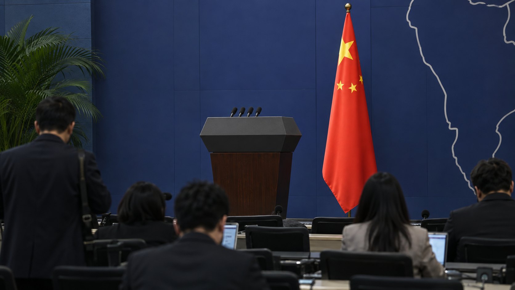 Ilustración editorial generada con IA: una sala de conferencias de prensa de la cancillería china en Pekín, con un atril vacío, la bandera de la República Popular China y periodistas de espaldas; composición conceptual, no es una fotografía del anuncio.